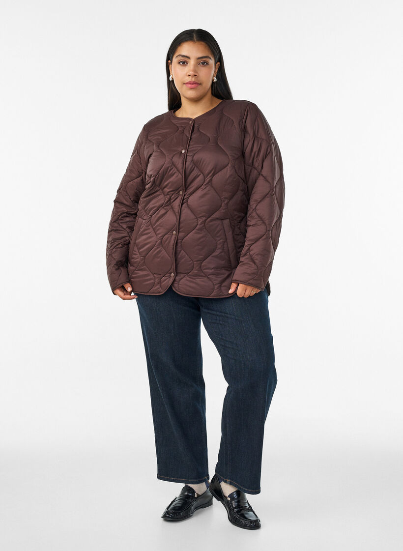 Steppjacke mit Druckkn&ouml;pfen und Rundhalsausschnitt, Braun, Model image number 1