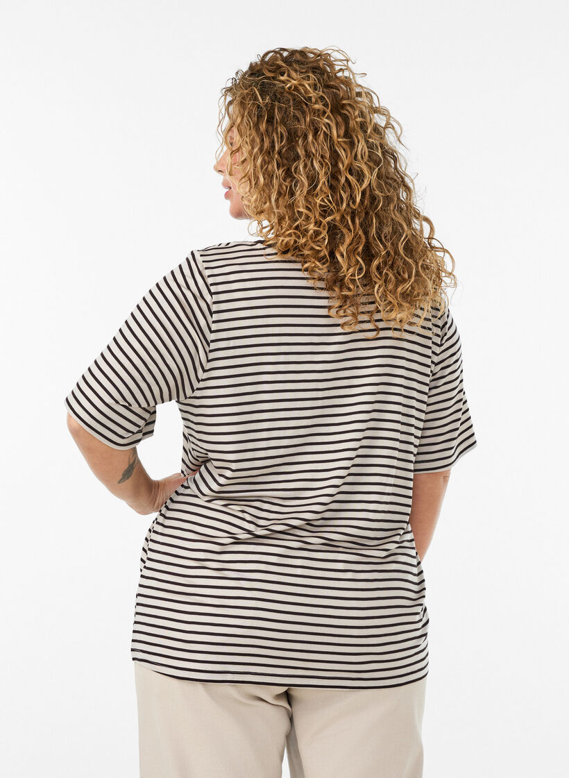 Gestreiftes T-Shirt aus TENCEL&trade; Lyocell, Braun, Model image number 2