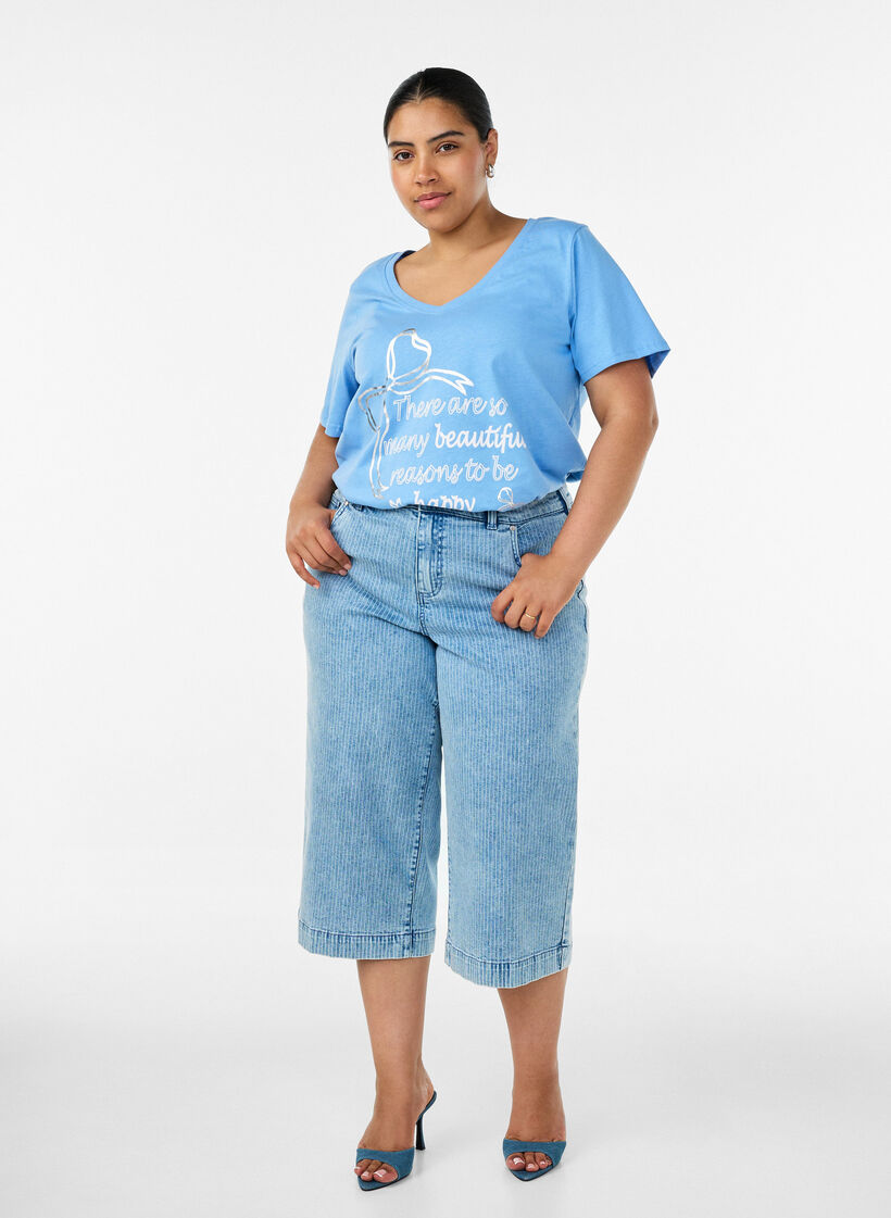 T-Shirt aus Baumwolle mit V-Ausschnitt und Frontprint, Blau, Model image number 1
