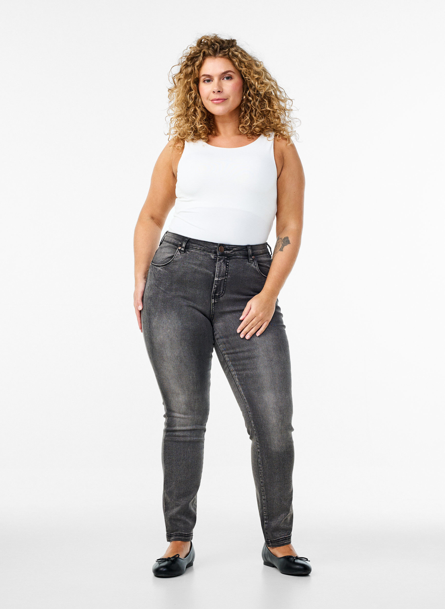 ZizziSlim Fit Emily Jeans mit normaler Taillenh&ouml;he, Grau, Model image number 0
