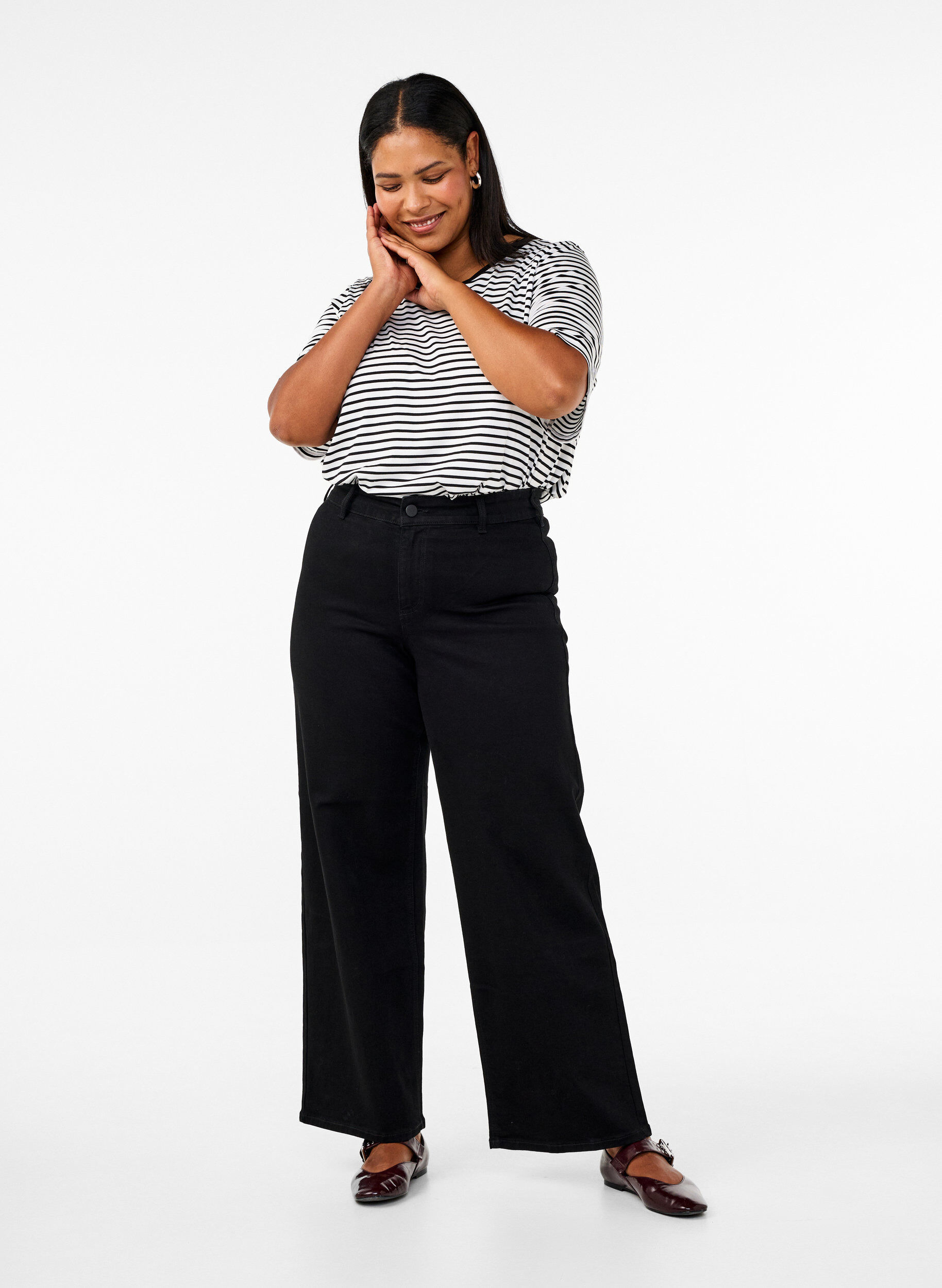 Jeans mit hoher Taille und weitem Bein, Schwarz, Model