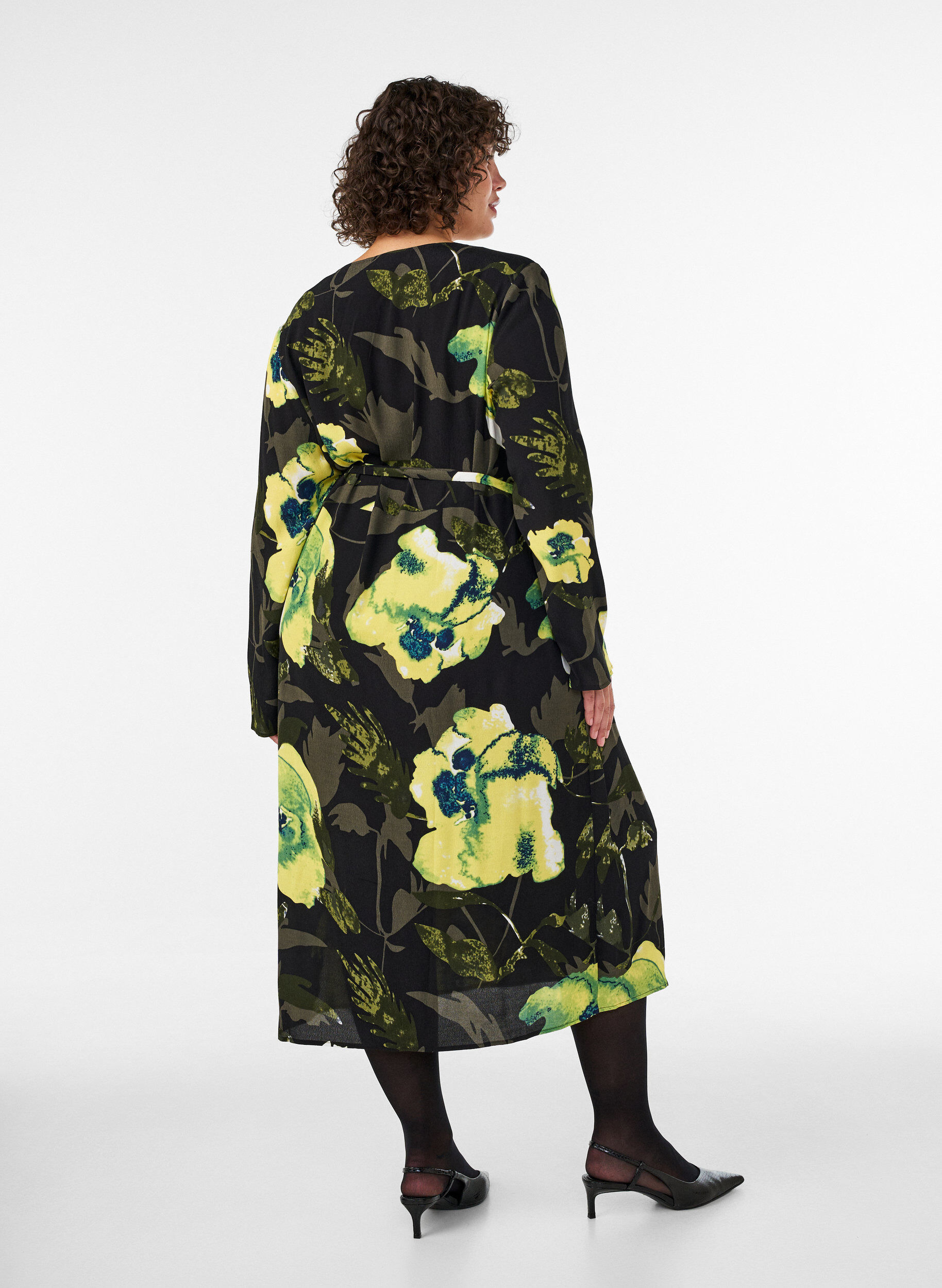 ZizziGebl&uuml;mtes Wickelkleid aus Viskose mit Bindeg&uuml;rtel, Schwarz, Model image number 1