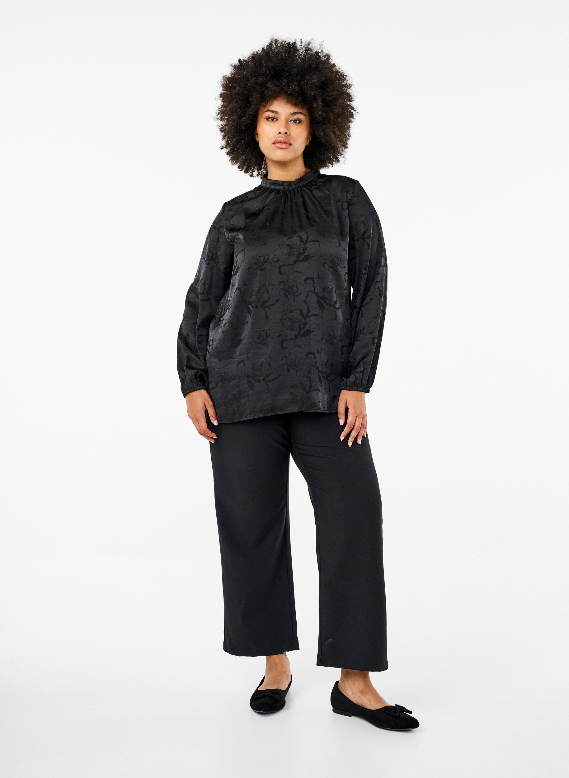 ZizziSatinstoffbluse mit Ton-in-Ton-Muster, Black, Model image number 2