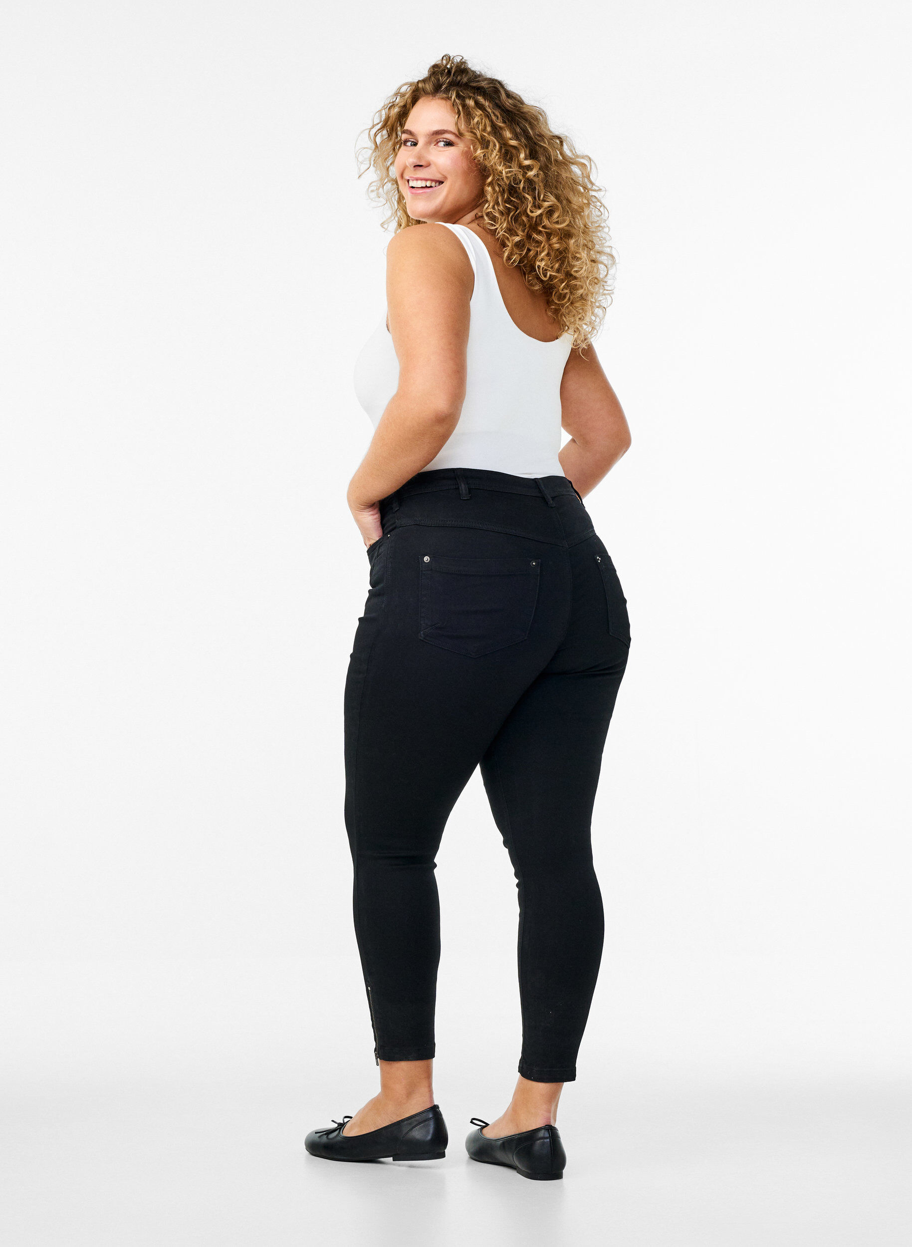 ZizziCropped Amy Jeans mit Rei&szlig;verschluss, Schwarz, Model image number 1