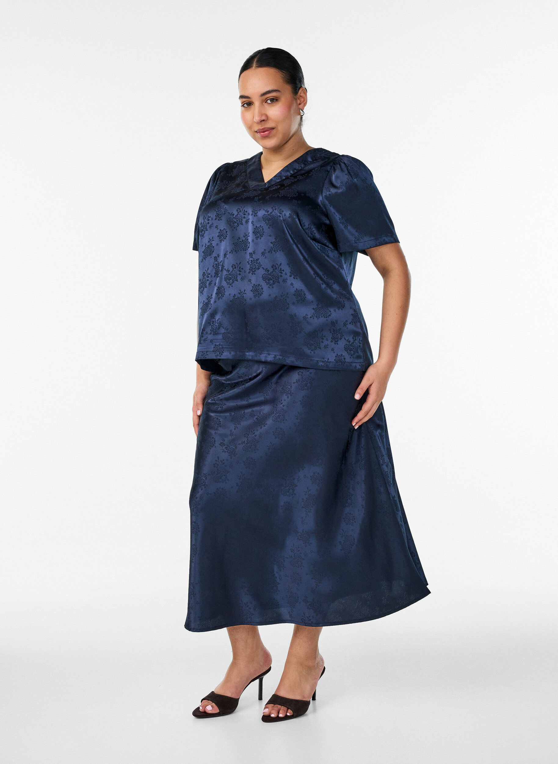 Rock aus Satin mit Ton-in-Ton-Blumenmuster, Blau, Model