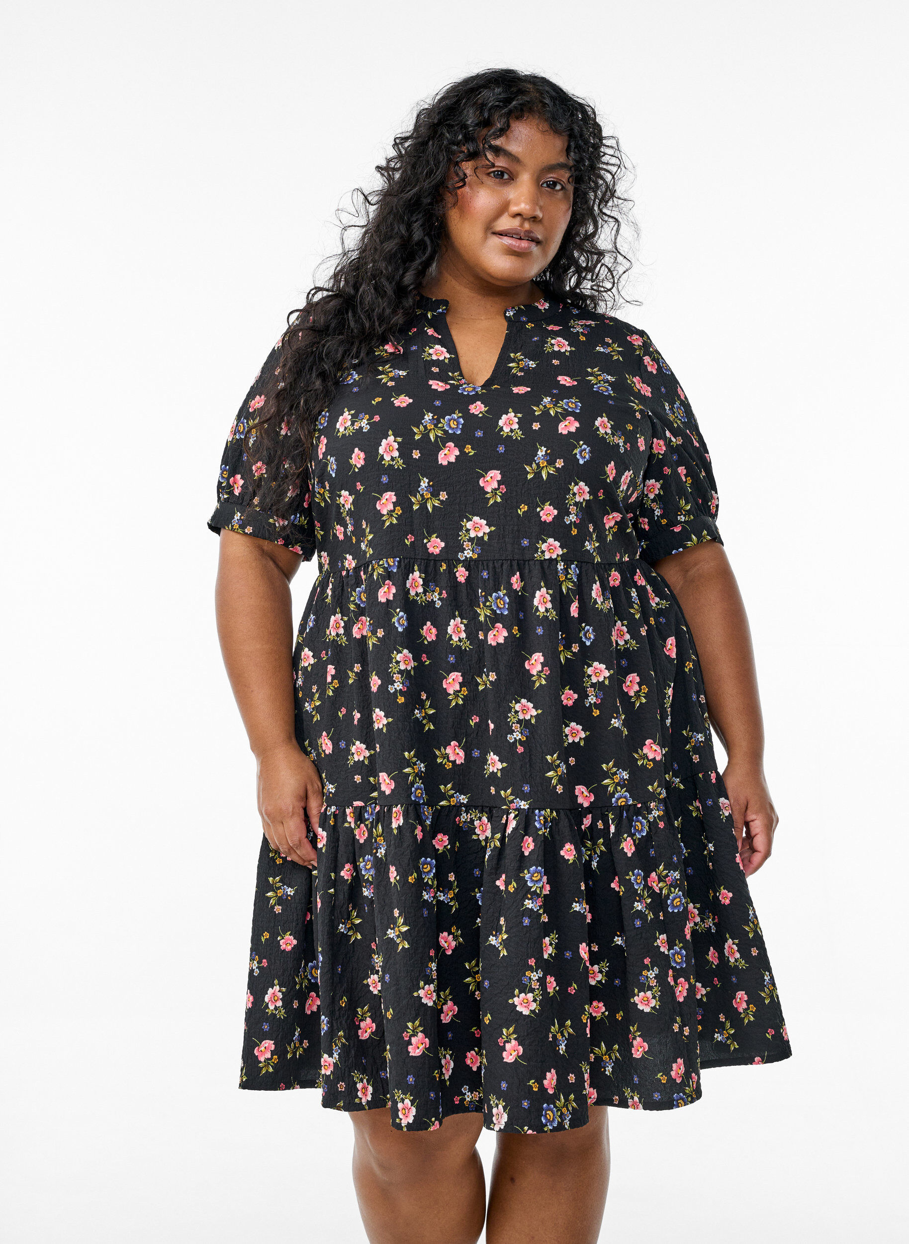 Kurzes A-Linien-Kleid, Schwarz, Model