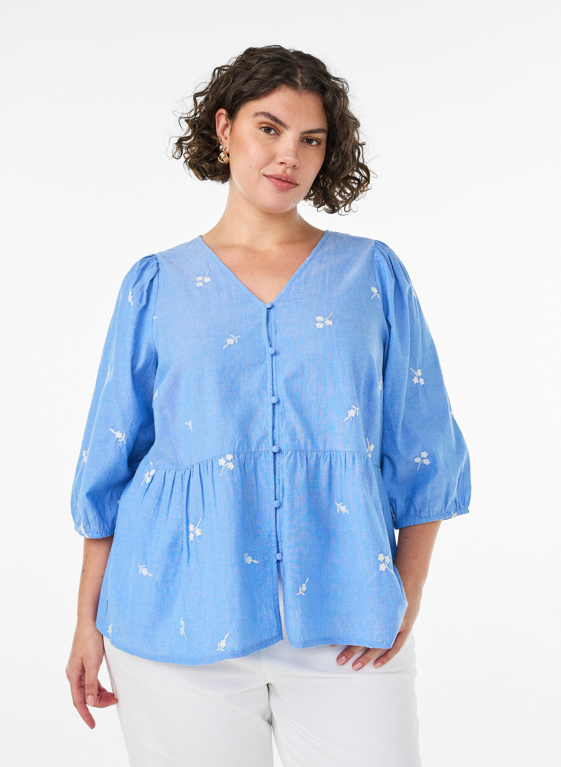 Bluse aus Baumwolle mit gestickten Blumen und Knopfverschluss, Blau, Model