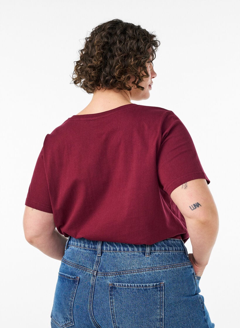 T-Shirt aus Bio-Baumwolle mit sportlichem Textprint, Rot, Model image number 2