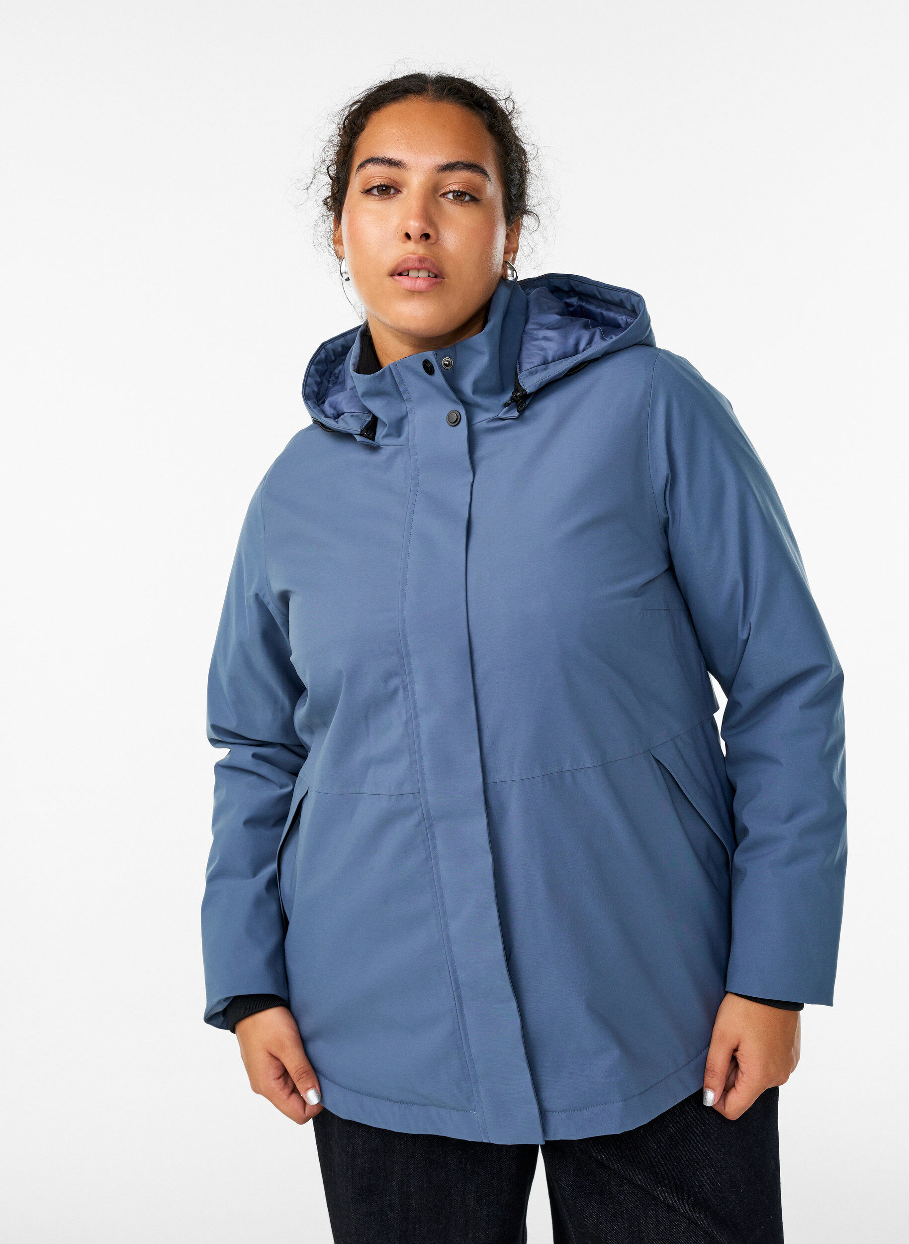 Funktionelle kurze Winterjacke mit Kapuze, Blau, Model