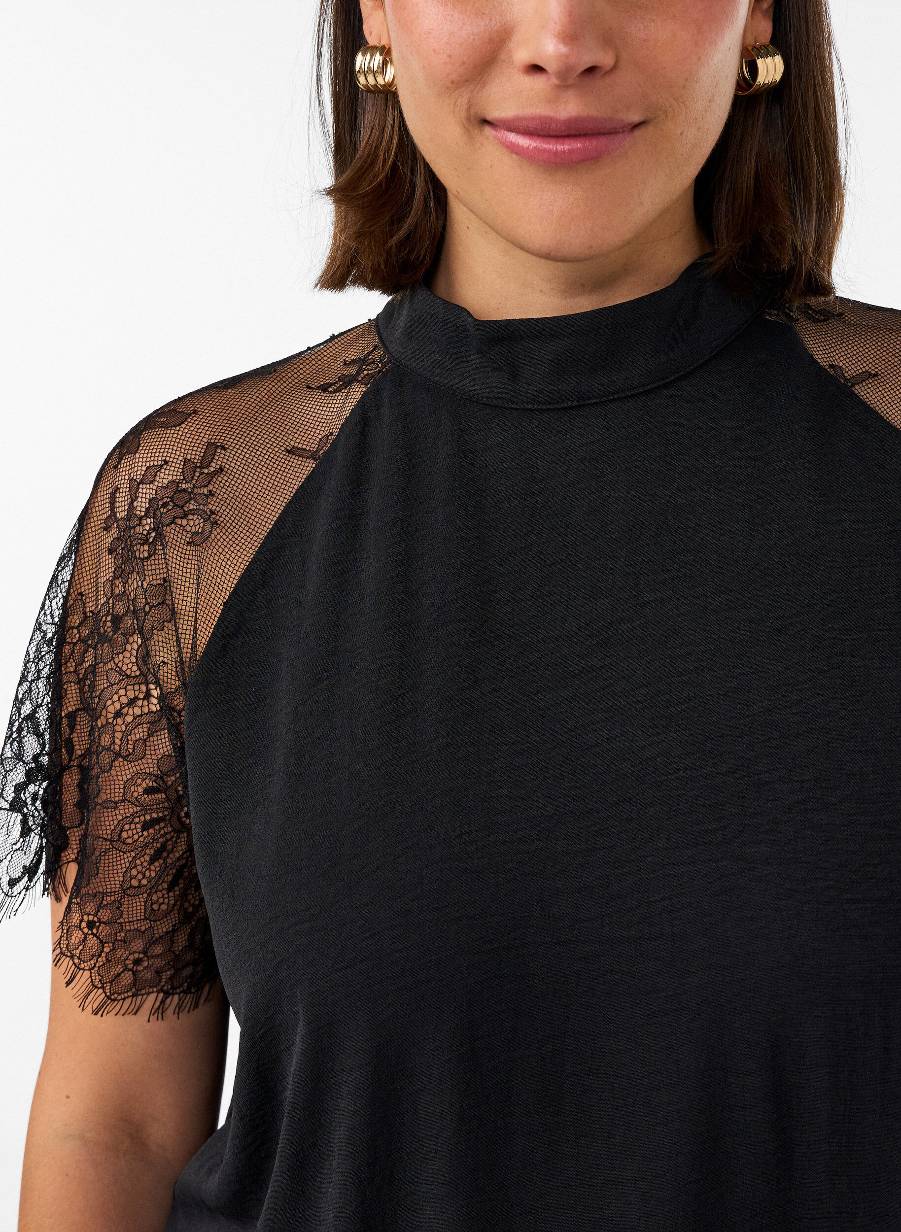 ZizziBluse mit kurzen &Auml;rmeln aus Spitze und hohem Kragen, Schwarz, Model image number 3