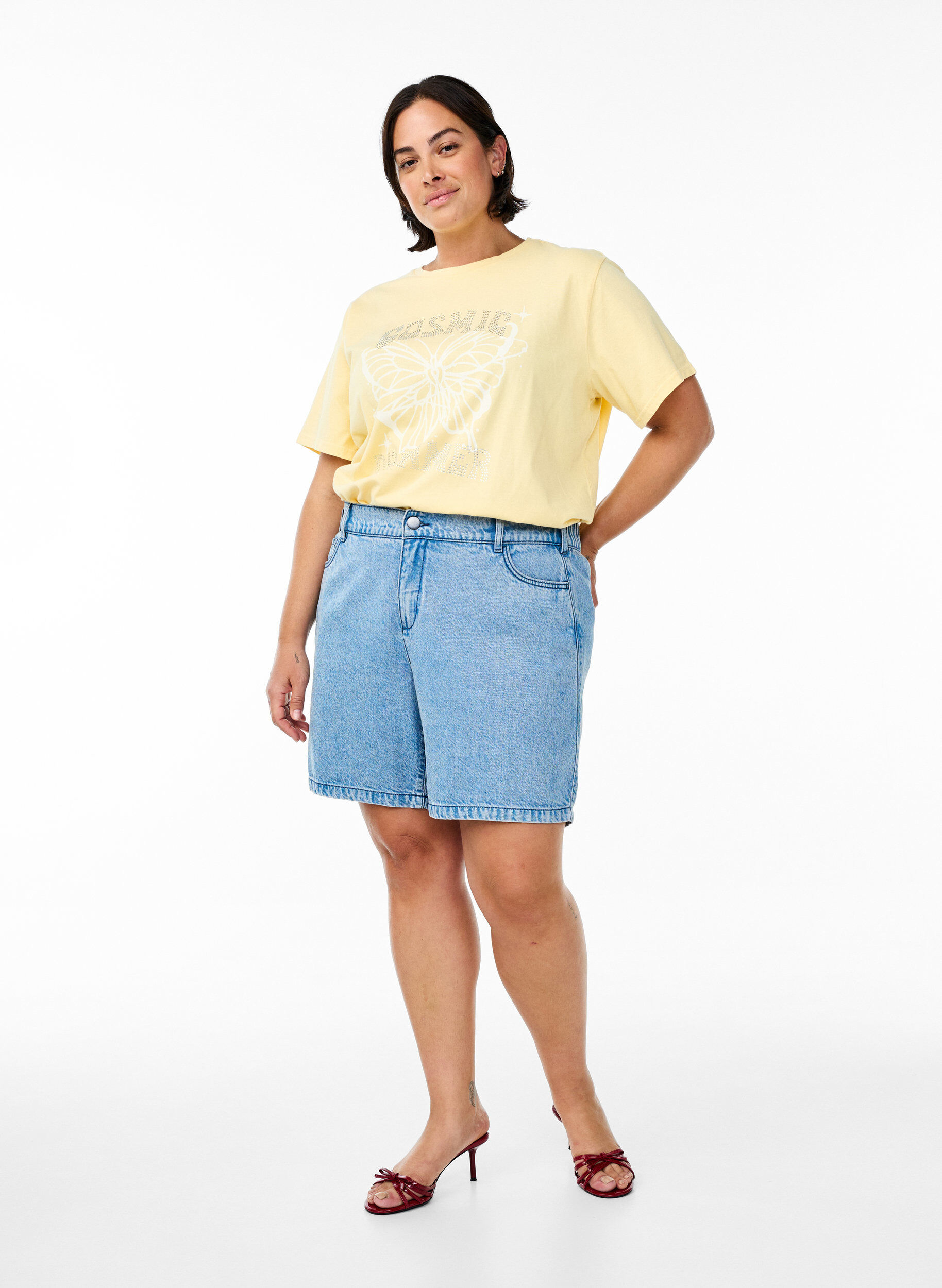 ZizziT-Shirt aus Bio-Baumwolle mit Strass und Schmetterlingsmotiv, Beige, Model image number 1