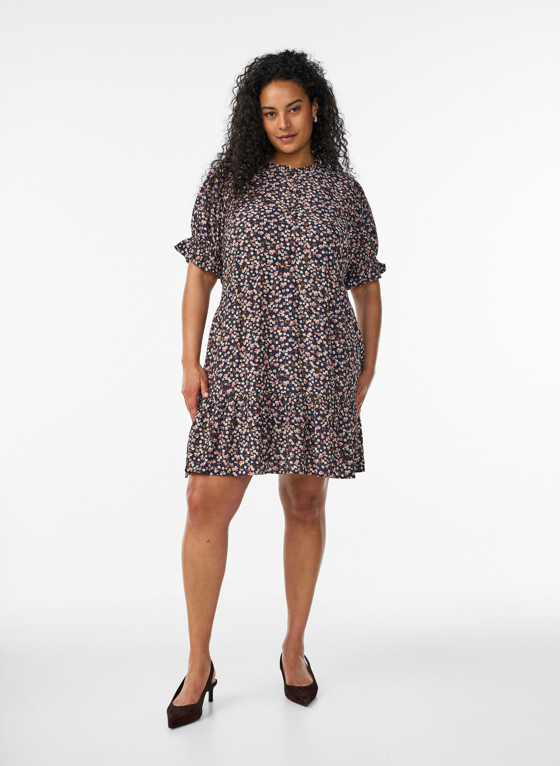 ZizziKurzes Kleid aus Viskose mit R&uuml;schendetails, Blau, Model image number 1