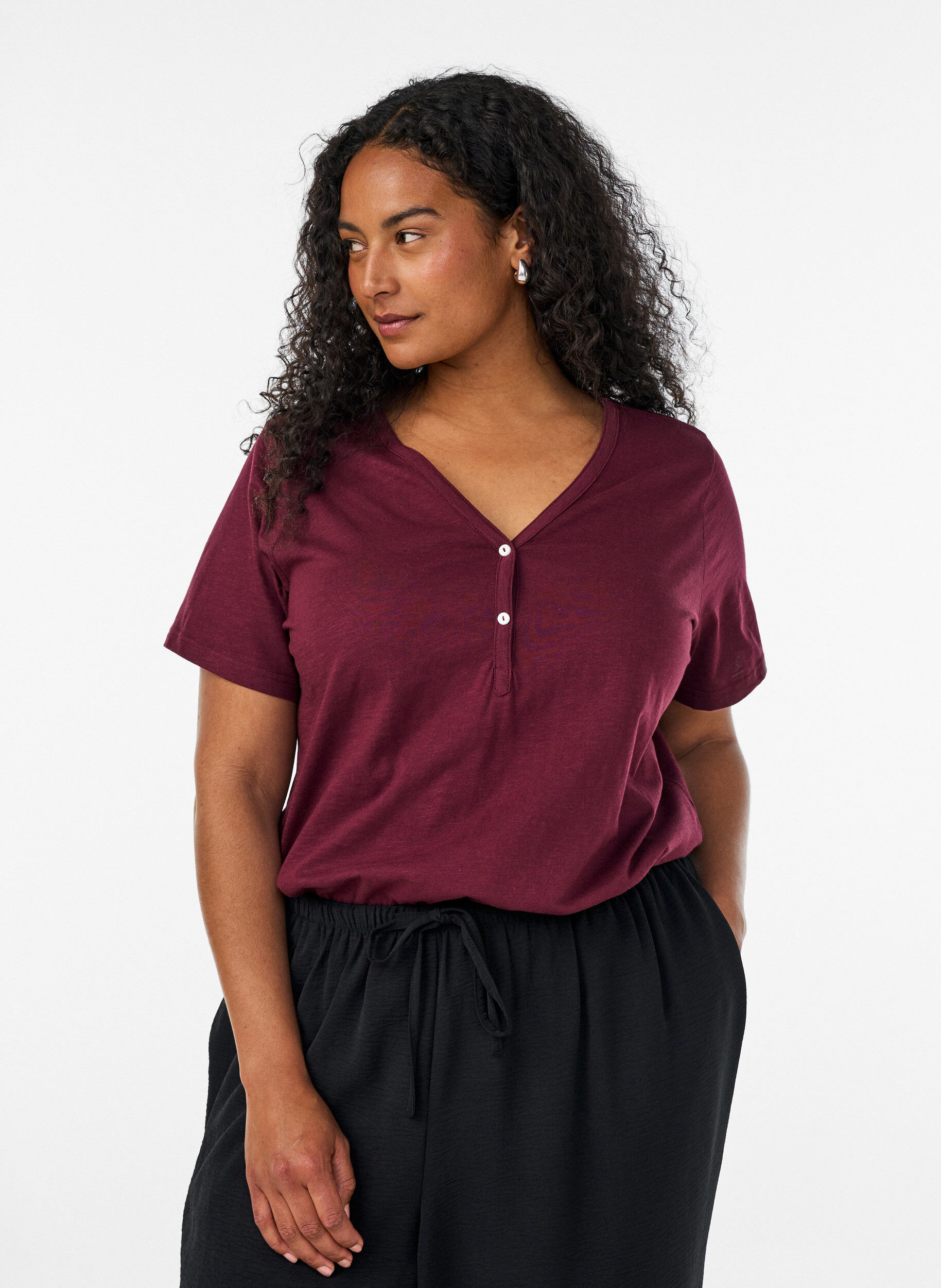 T-Shirt mit Knopfleiste, Dunkles Bordeaux, Model