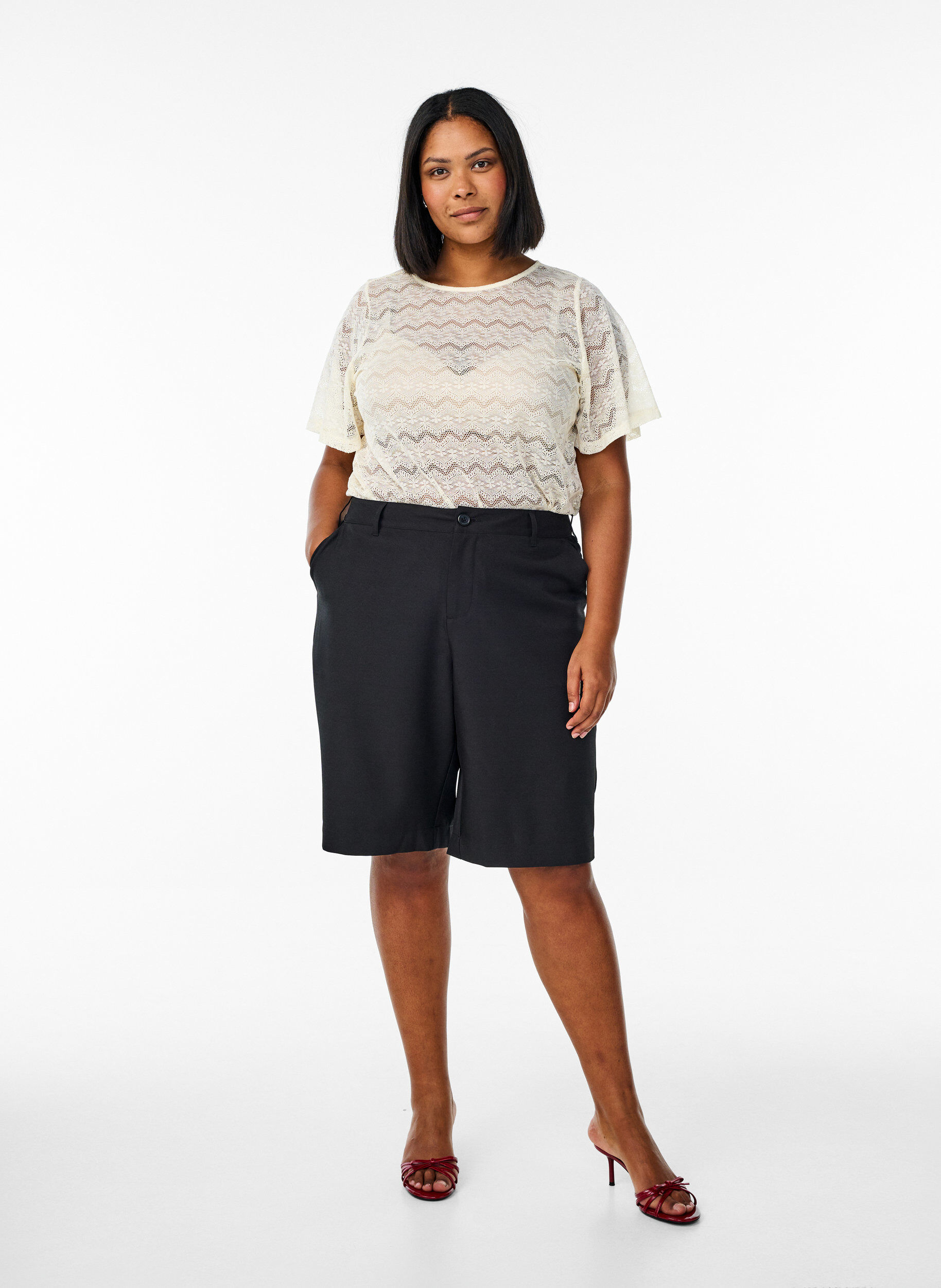 ZizziSpitzenbluse mit kurzen &Auml;rmeln und wellenf&ouml;rmigem Saum, Vanille, Model image number 1