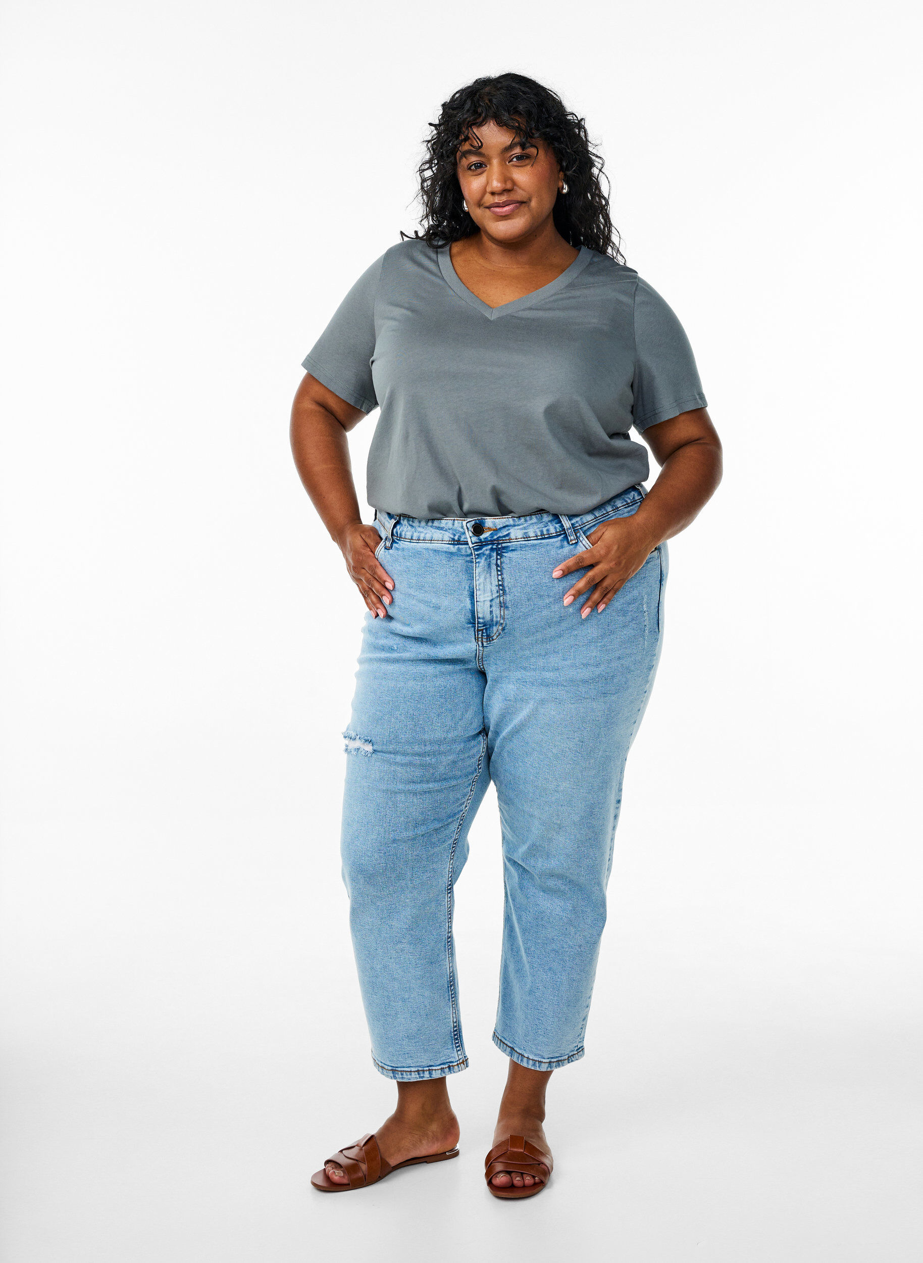 ZizziEinfaches T-Shirt aus Baumwolle mit V-Ausschnitt., Gr&uuml;n, Model image number 1