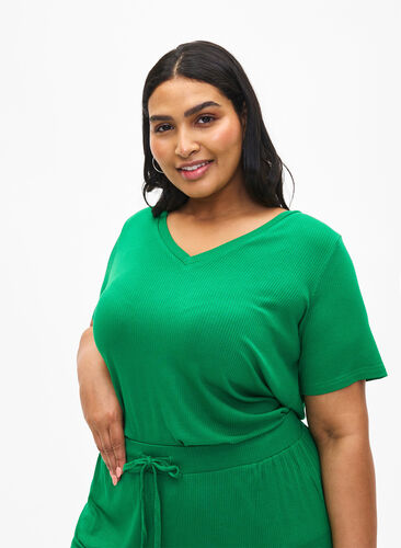 Geripptes T-Shirt aus Viskose mit V-Ausschnitt, Jolly Green, Model image number 0