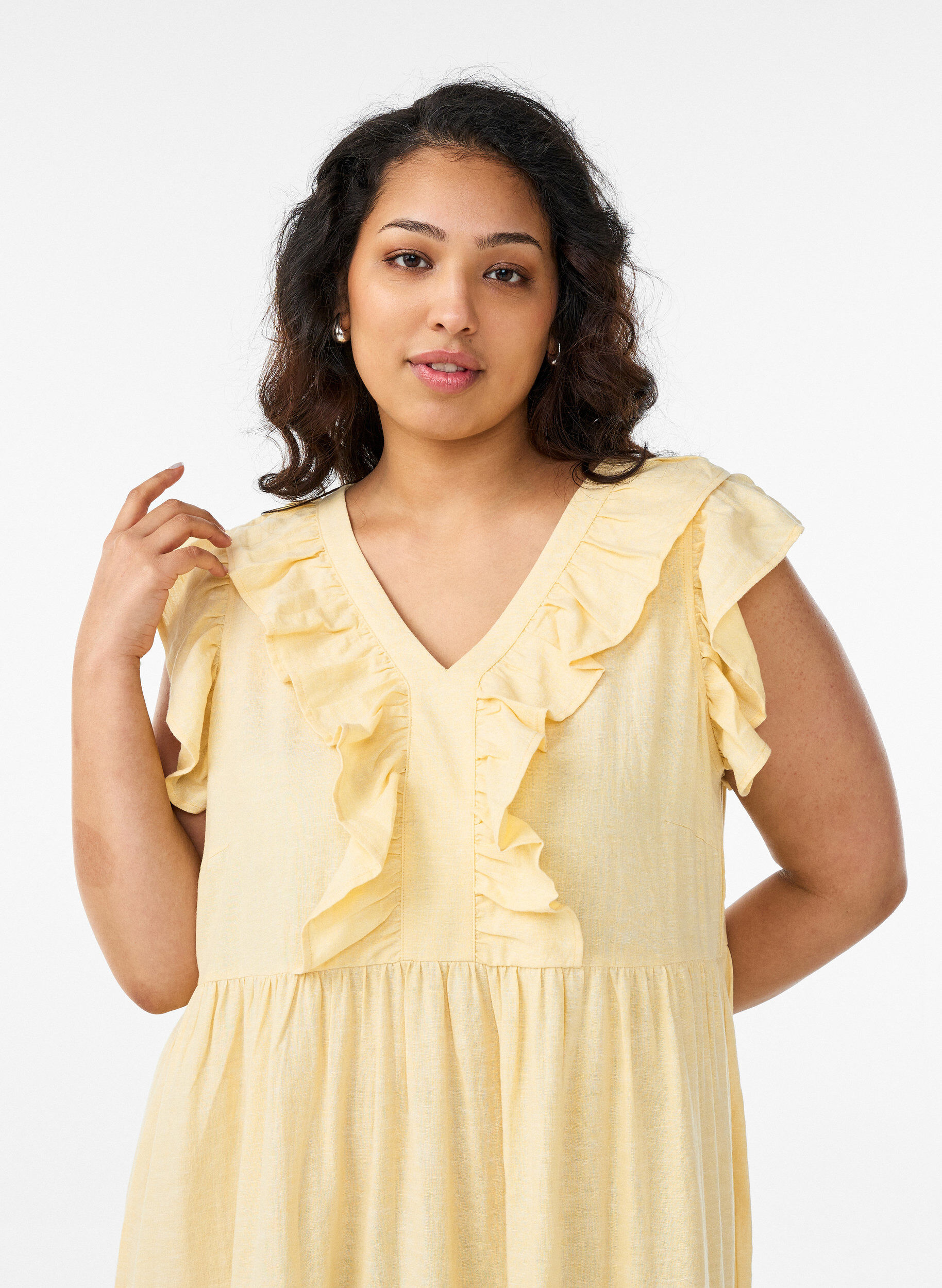 Zizzi&Auml;rmelloses Midikleid aus Leinen und Viskose mit R&uuml;schen, Gelb, Model image number 2