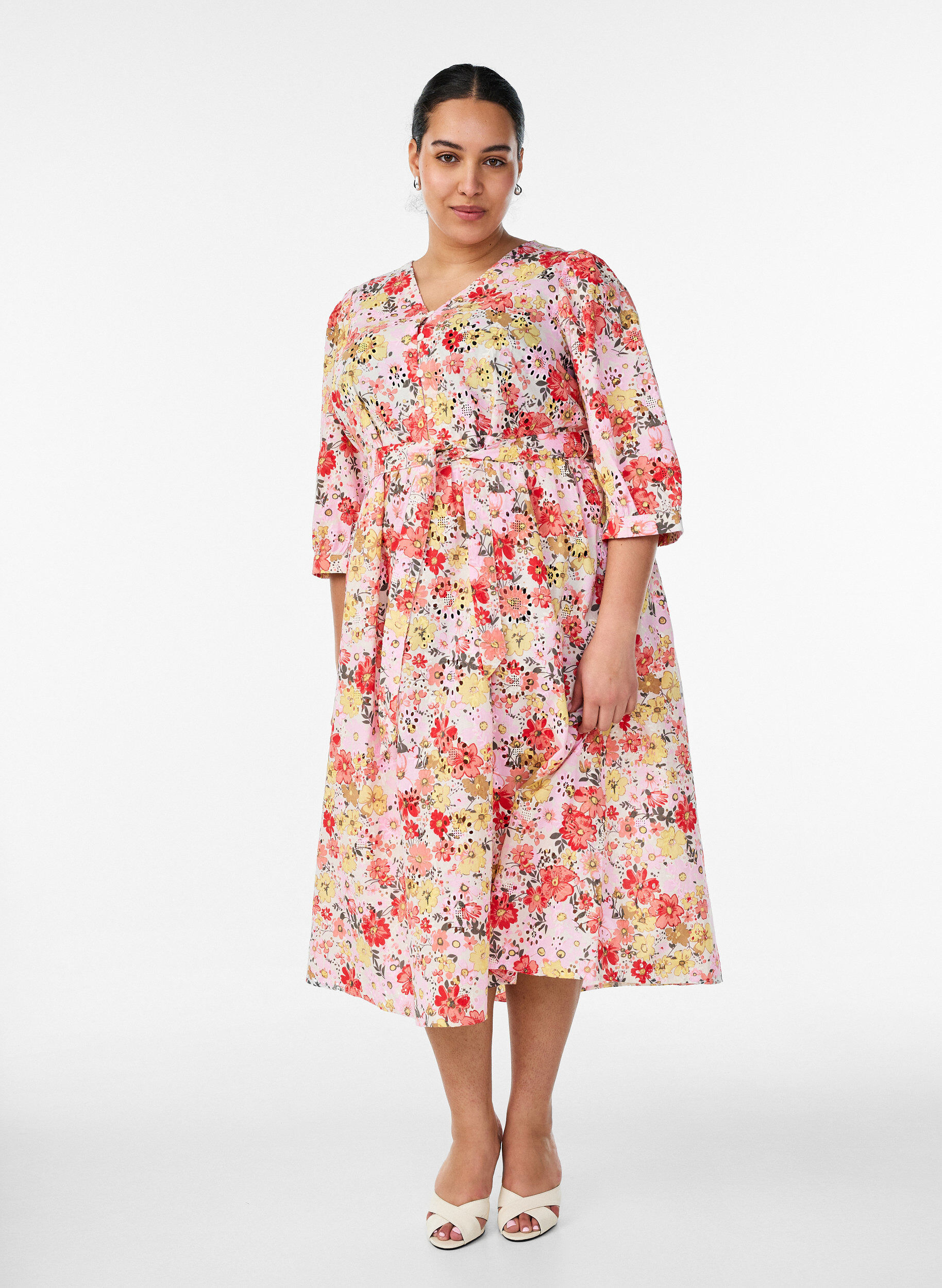 Gebl&uuml;mtes Midikleid mit Lochstickerei und Bindeg&uuml;rtel, Rot, Model