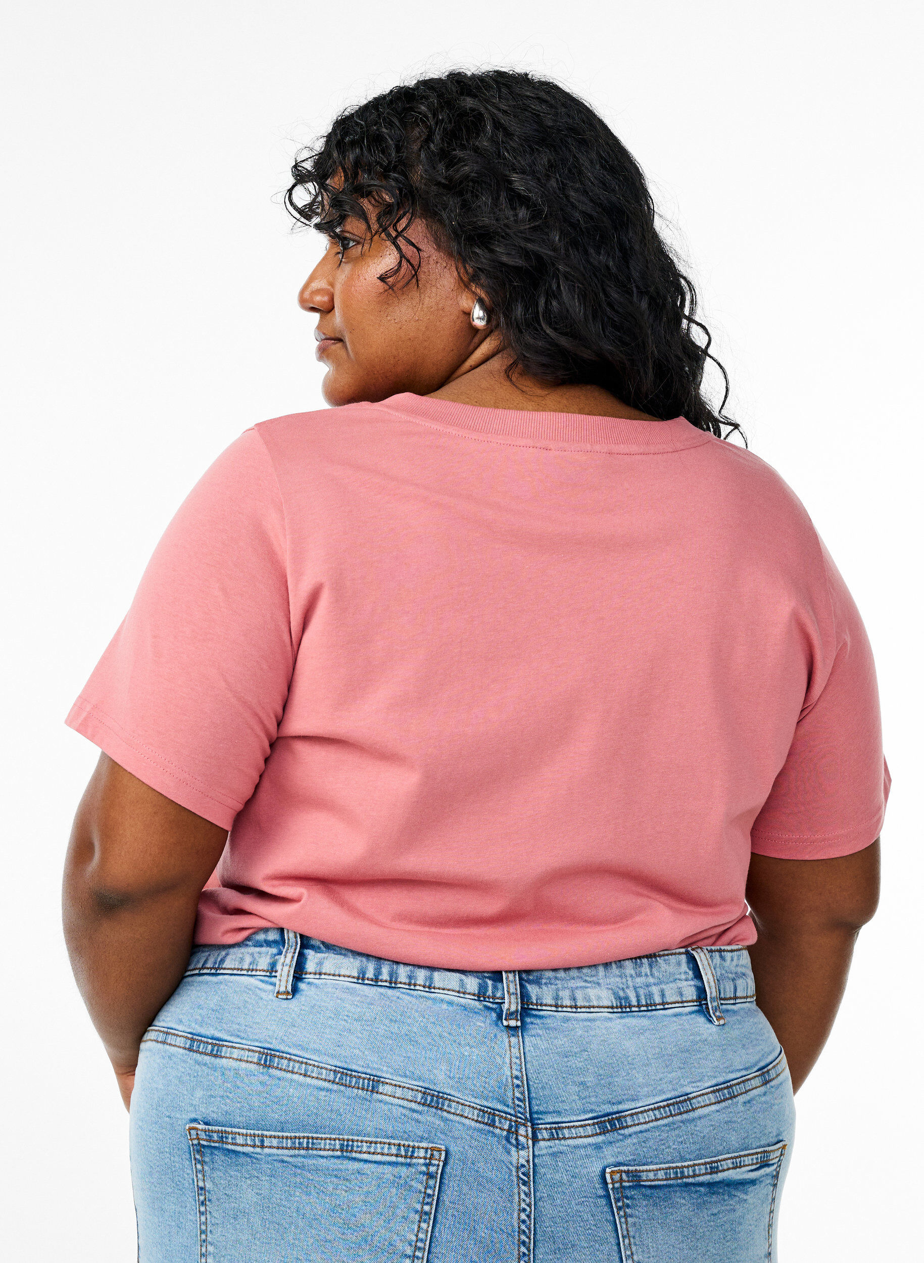 ZizziEinfaches T-Shirt aus Baumwolle mit V-Ausschnitt., Rot, Model image number 2