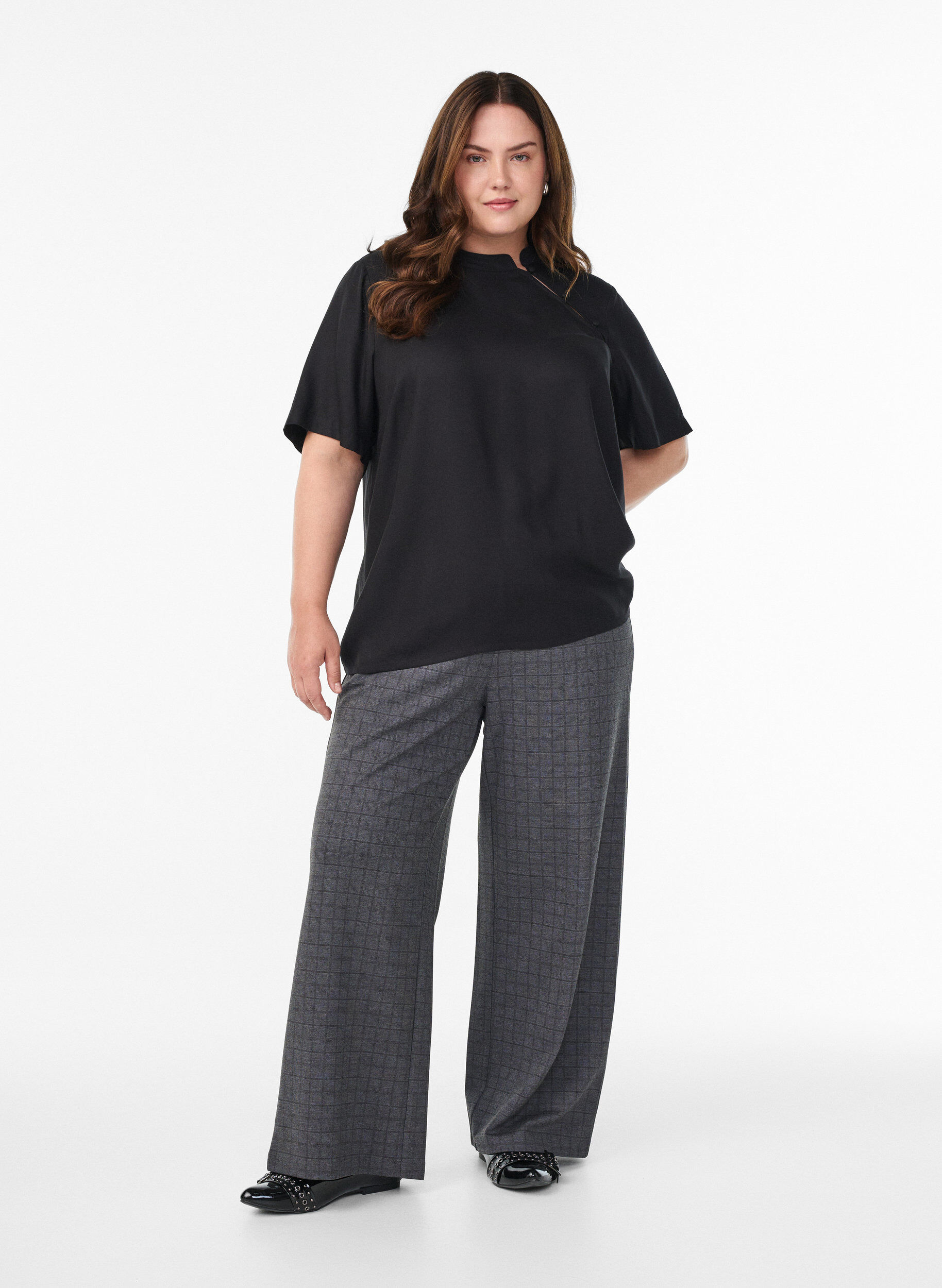 ZizziKurzarmbluse mit diagonaler Knopfleiste, Schwarz, Model image number 1