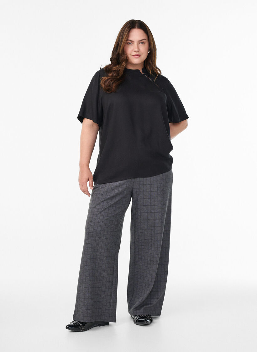 Kurzarmbluse mit diagonaler Knopfleiste, Schwarz, Model