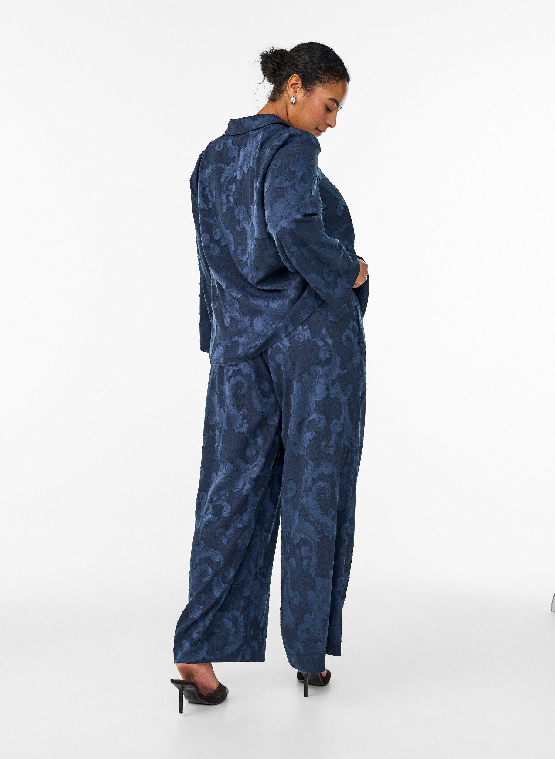 ZizziLockere Hose mit strukturiertem Ton-in-Ton-Muster, Blau, Model image number 1