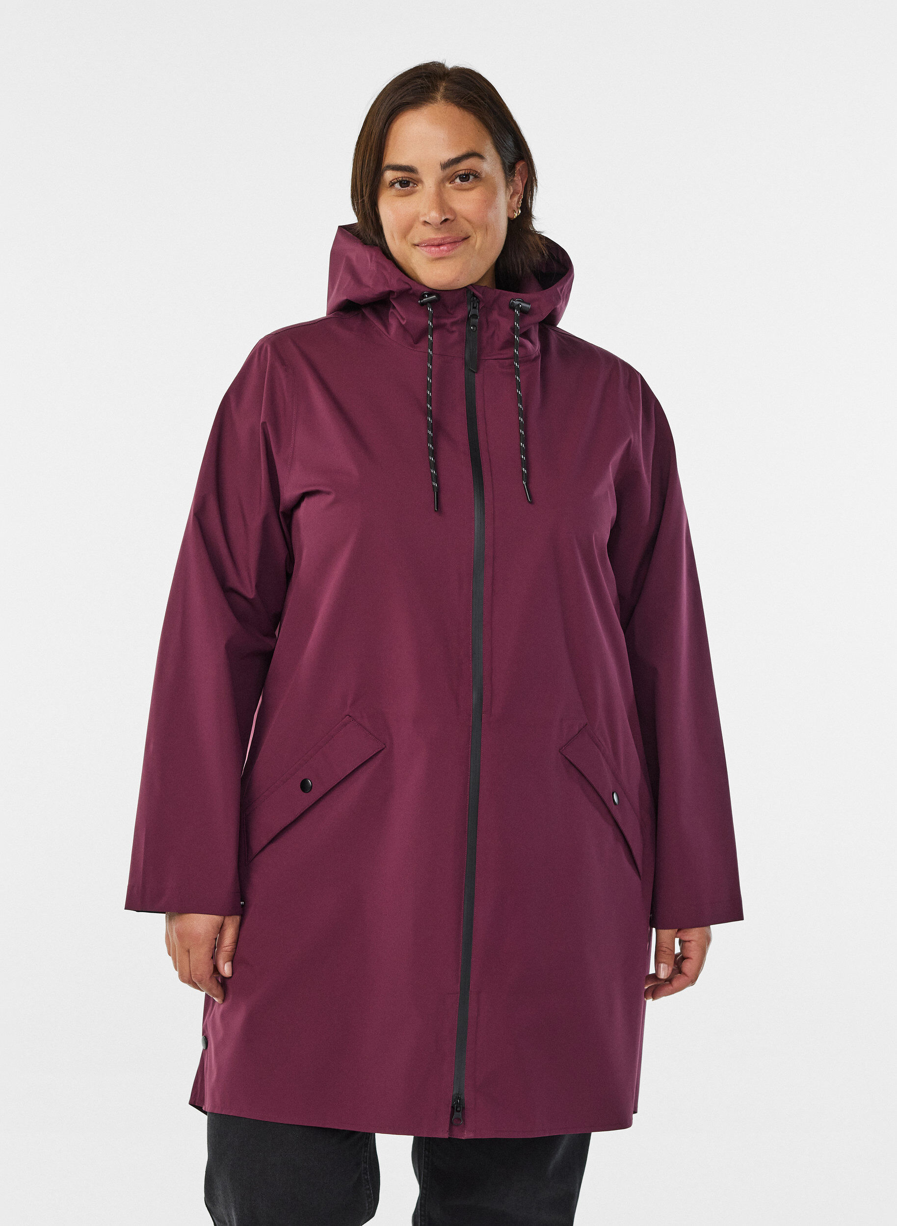 Regenjacke mit Taschen und Kapuze., Dunkles Bordeaux, Model
