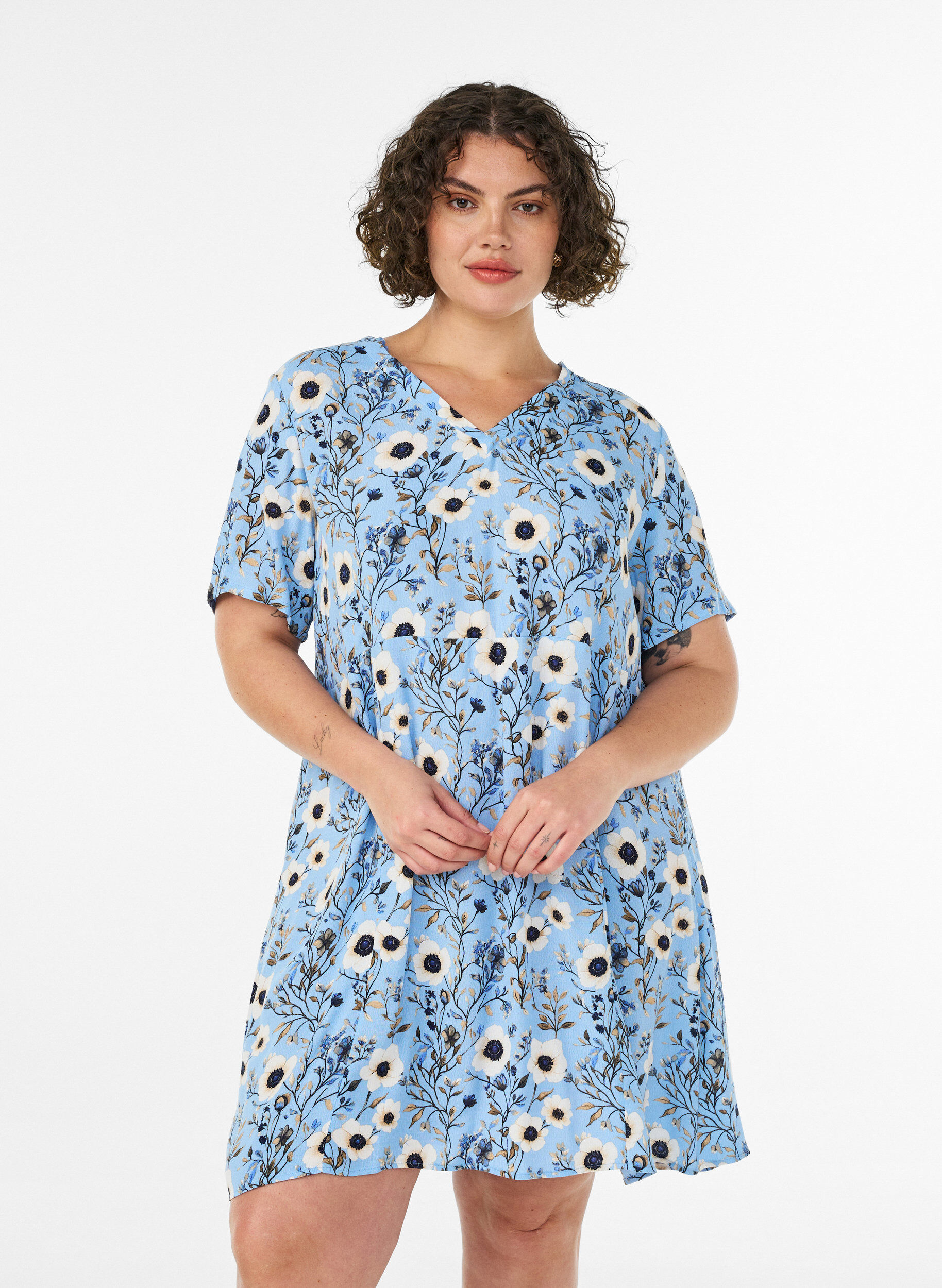 Kurzes Kleid mit Blumendruck, Blau, Model