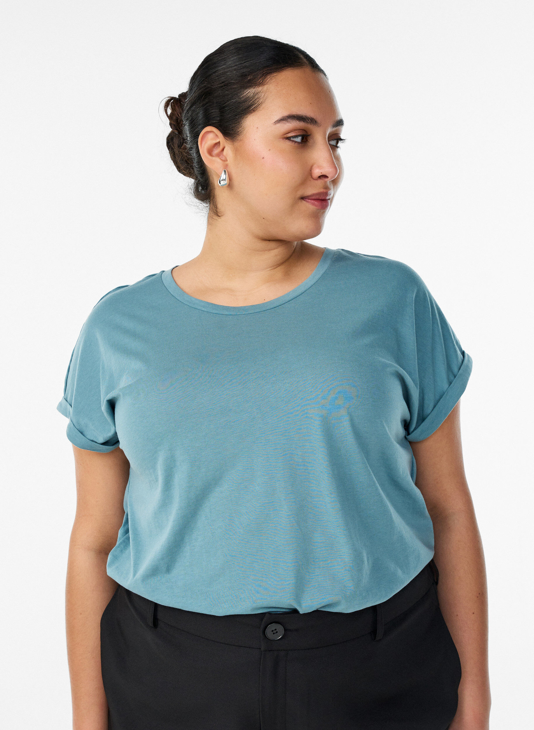 Kurz&auml;rmeliges T-Shirt aus einer Baumwollmischung, Blau, Model