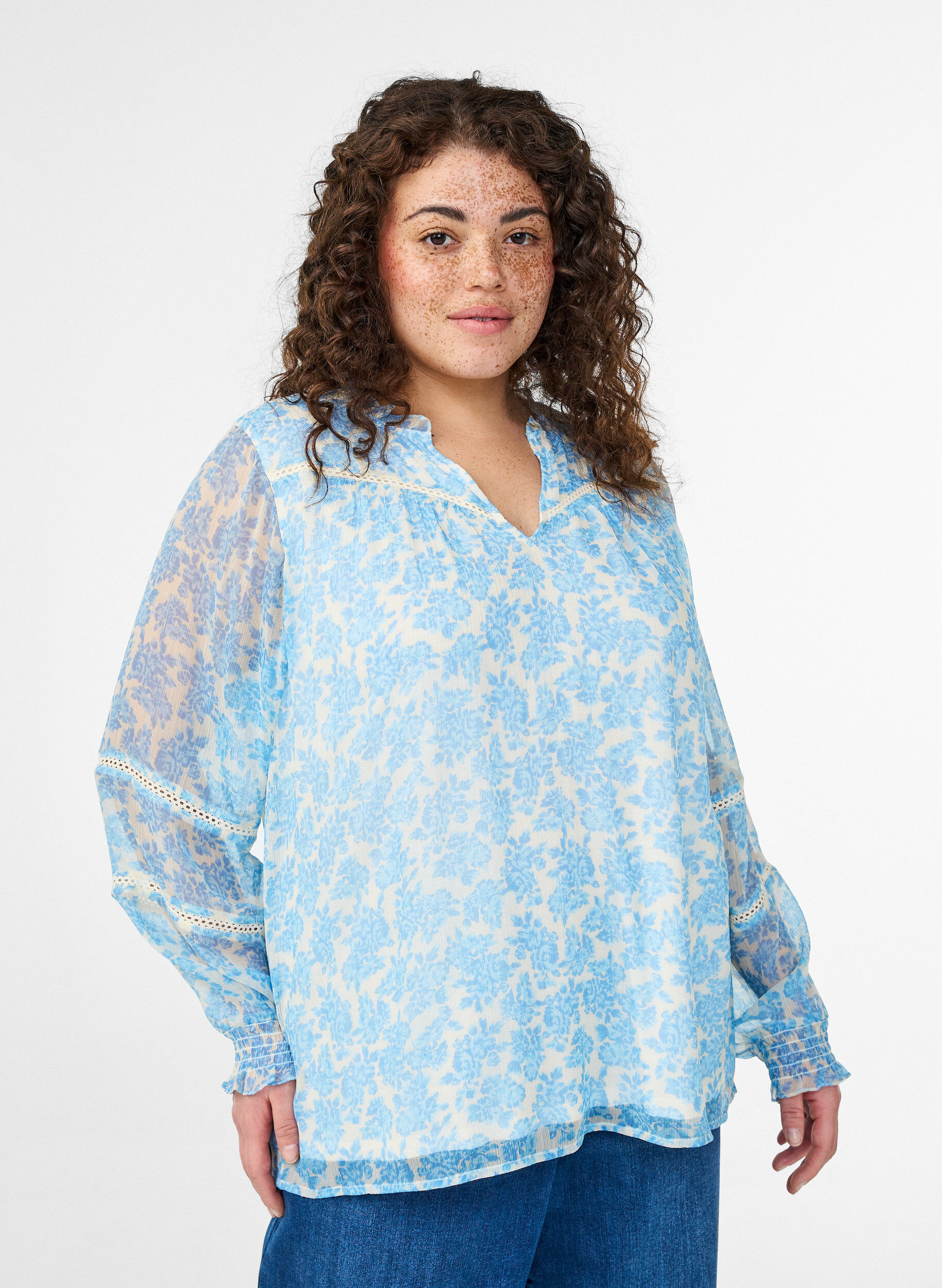Chiffonbluse mit Blumenprint und H&auml;kelborte, Blau, Model