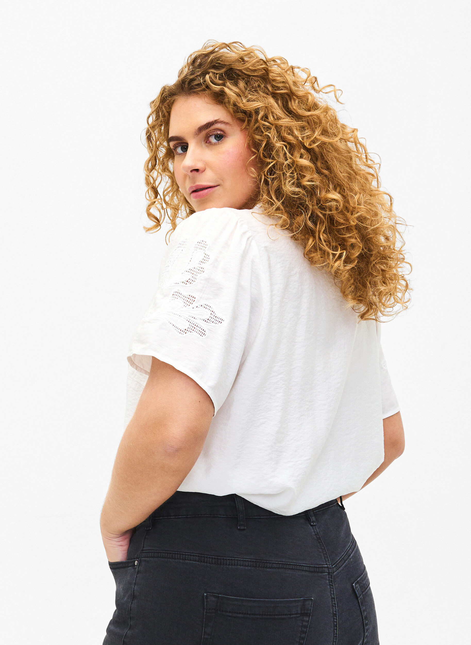 Zizzi Kurzarm-Bluse aus Viskose mit Stickerei, Wei&szlig;, Model image number 2