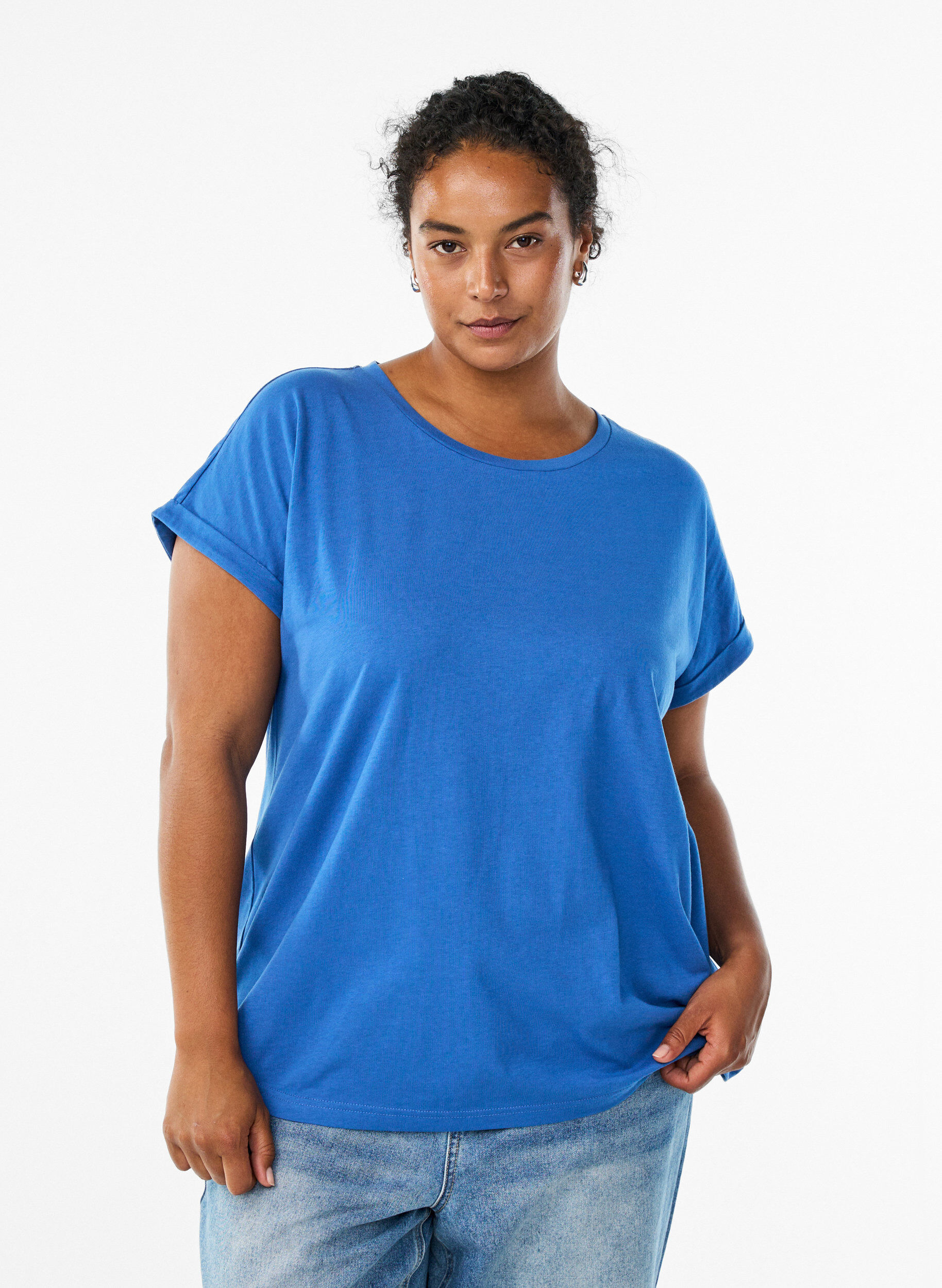 Kurz&auml;rmliges T-Shirt aus einer Baumwollmischung, Blau, Model
