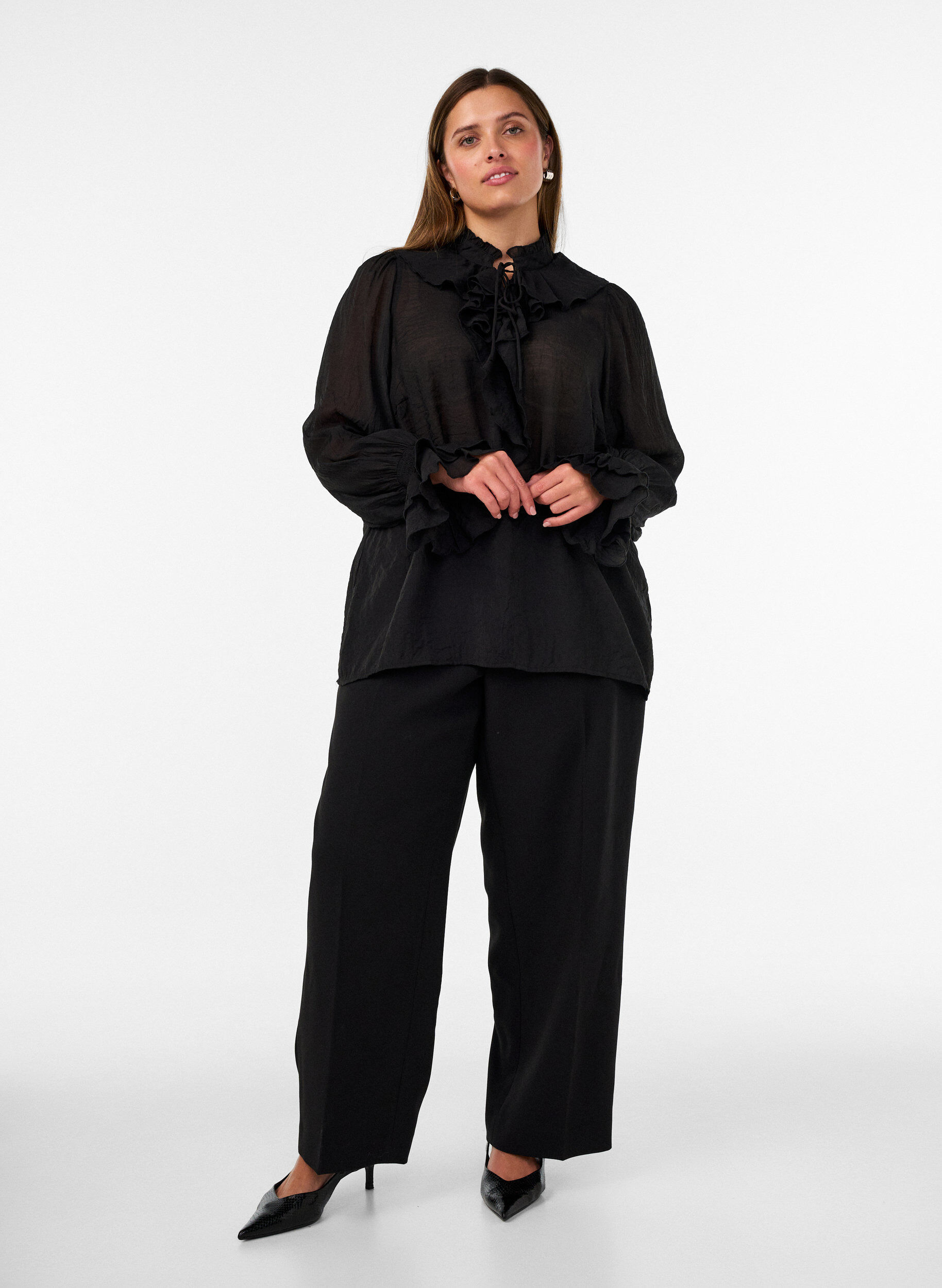 ZizziViskosebluse mit R&uuml;schen und langen &Auml;rmeln, Schwarz, Model image number 1