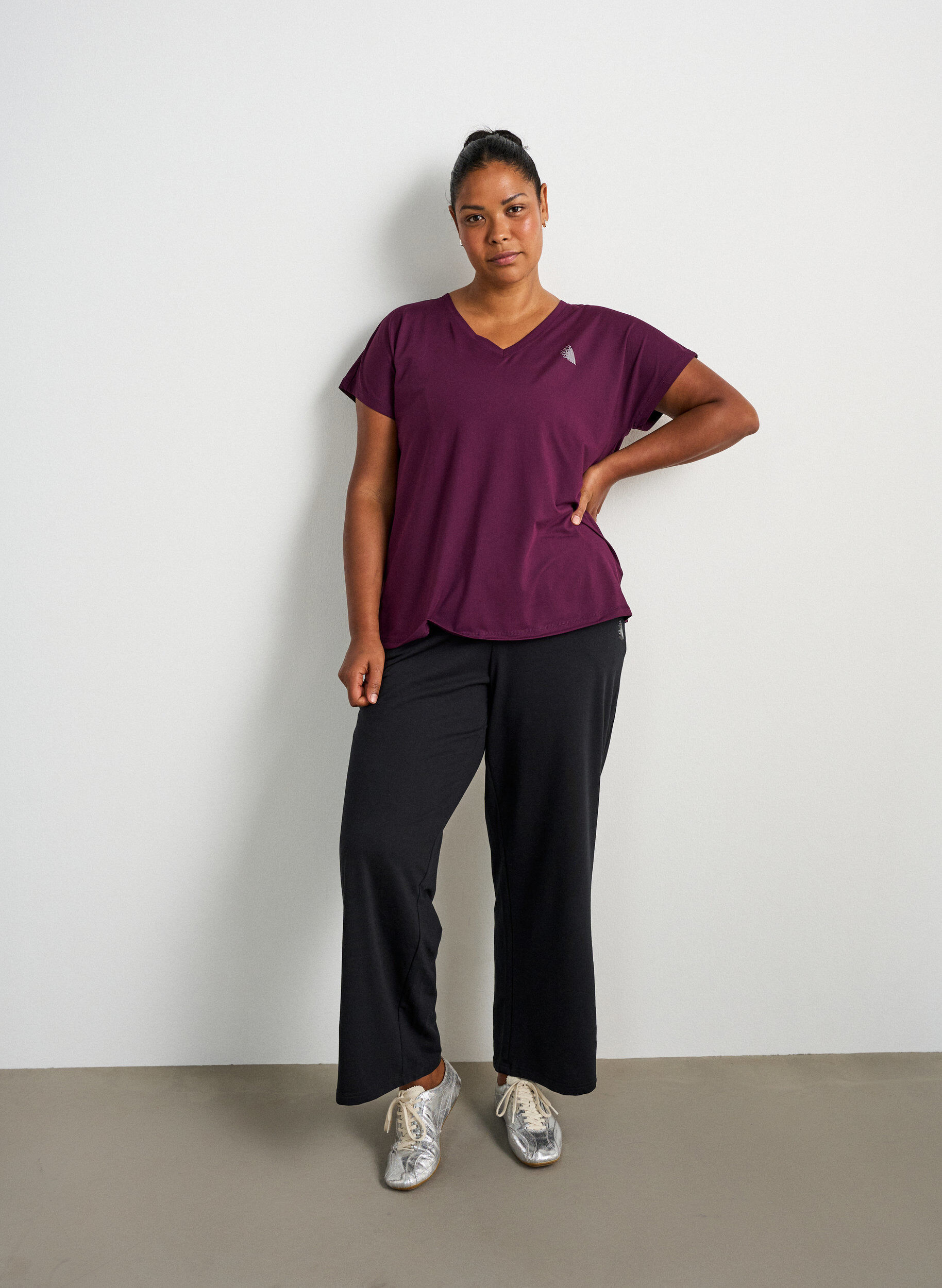 ZizziLockeres Trainings-T-Shirt mit V-Ausschnitt, Lila, Model image number 1