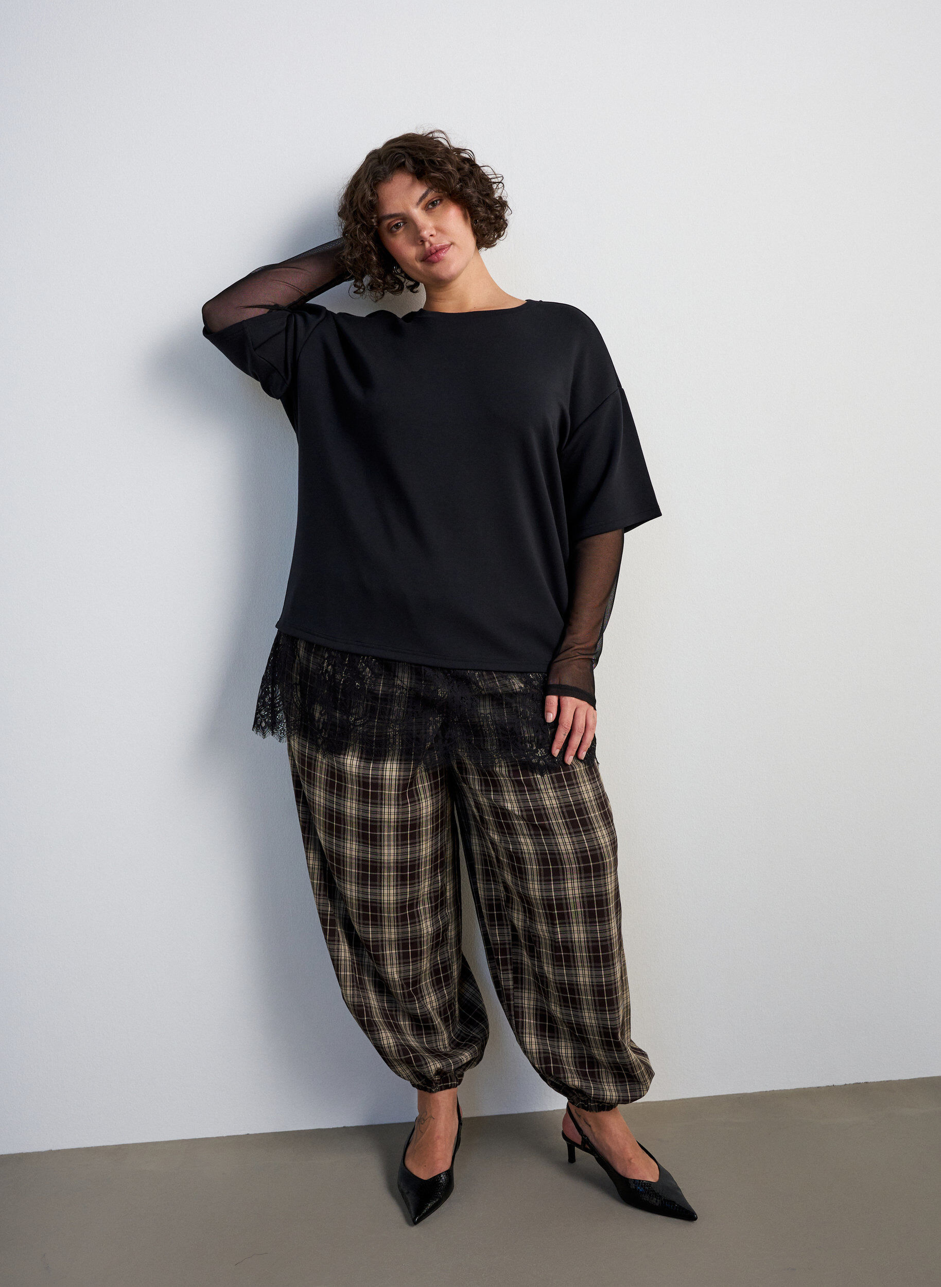 ZizziBluse mit Mesh-&Auml;rmeln und Spitzenbesatz, Schwarz, Model image number 1