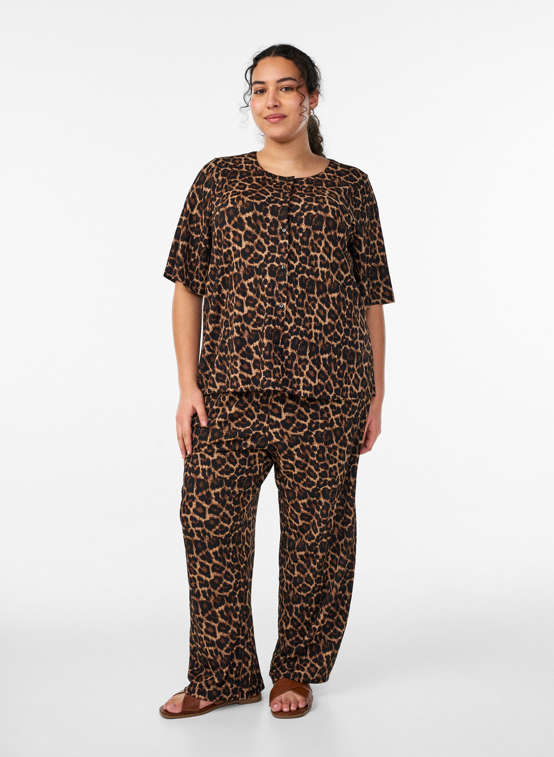 ZizziHose mit weitem Bein aus einem leichten strukturierten Stoff, Schwarz, Model image number 0