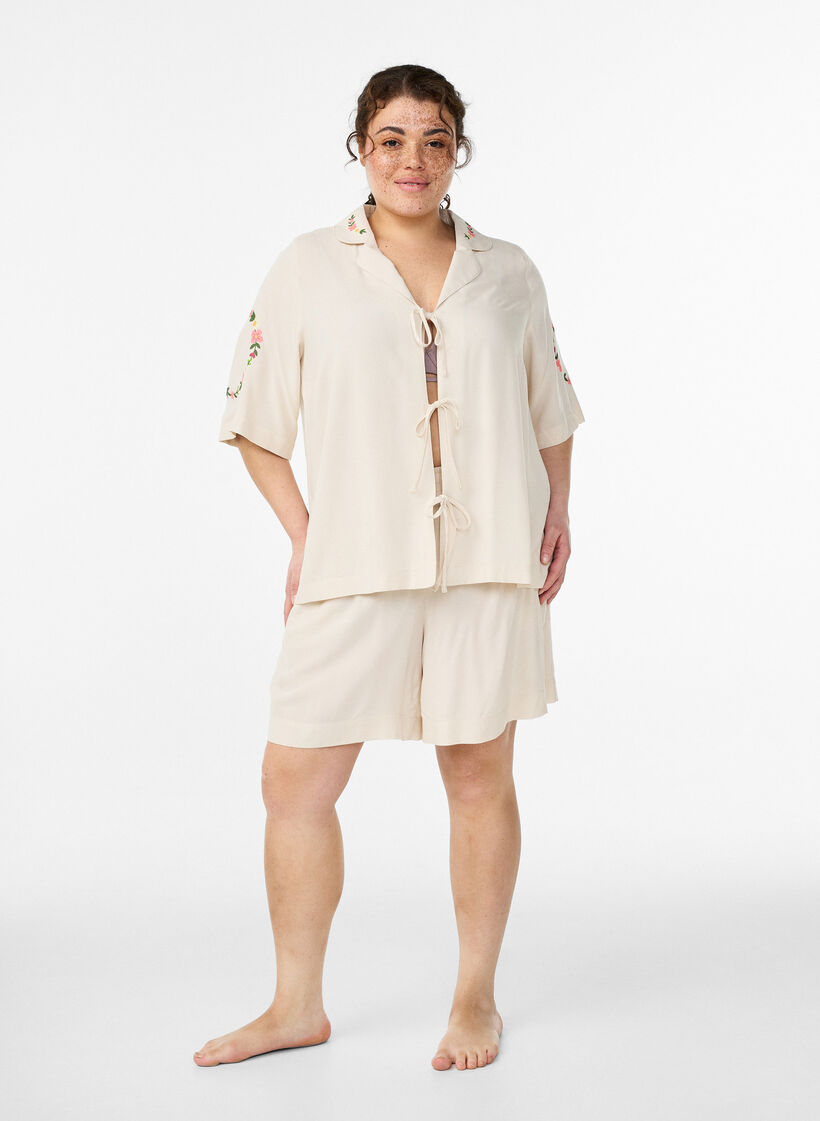 Pyjamaoberteil aus Viskose mit Bindeband und Blumenmuster, Beige, Model image number 1