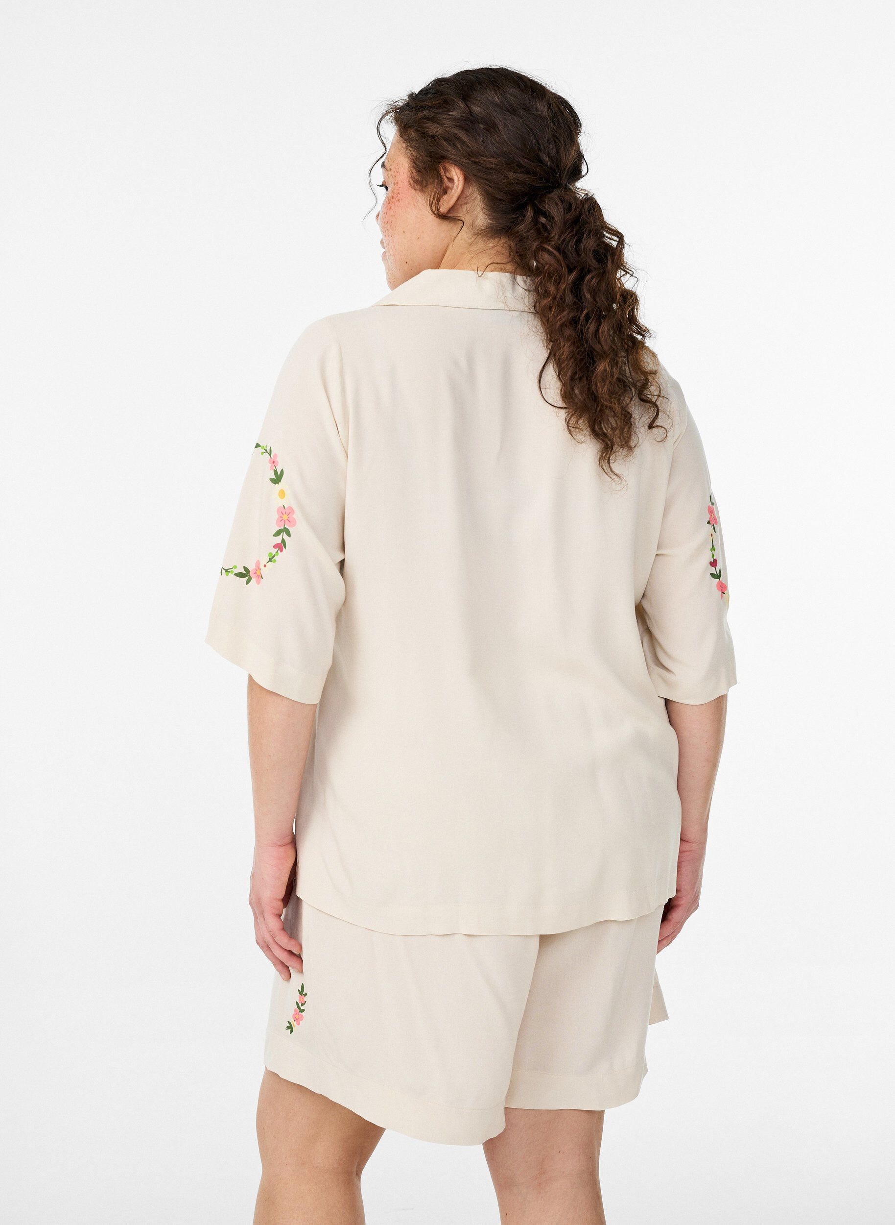 ZizziPyjamaoberteil aus Viskose mit Bindeband und Blumenmuster, Beige, Model image number 2