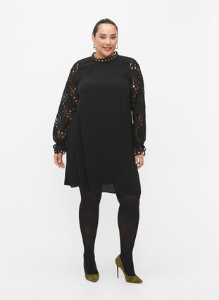 Kleid aus Viskose mit crochet Ärmeln, Black, Model image number 3