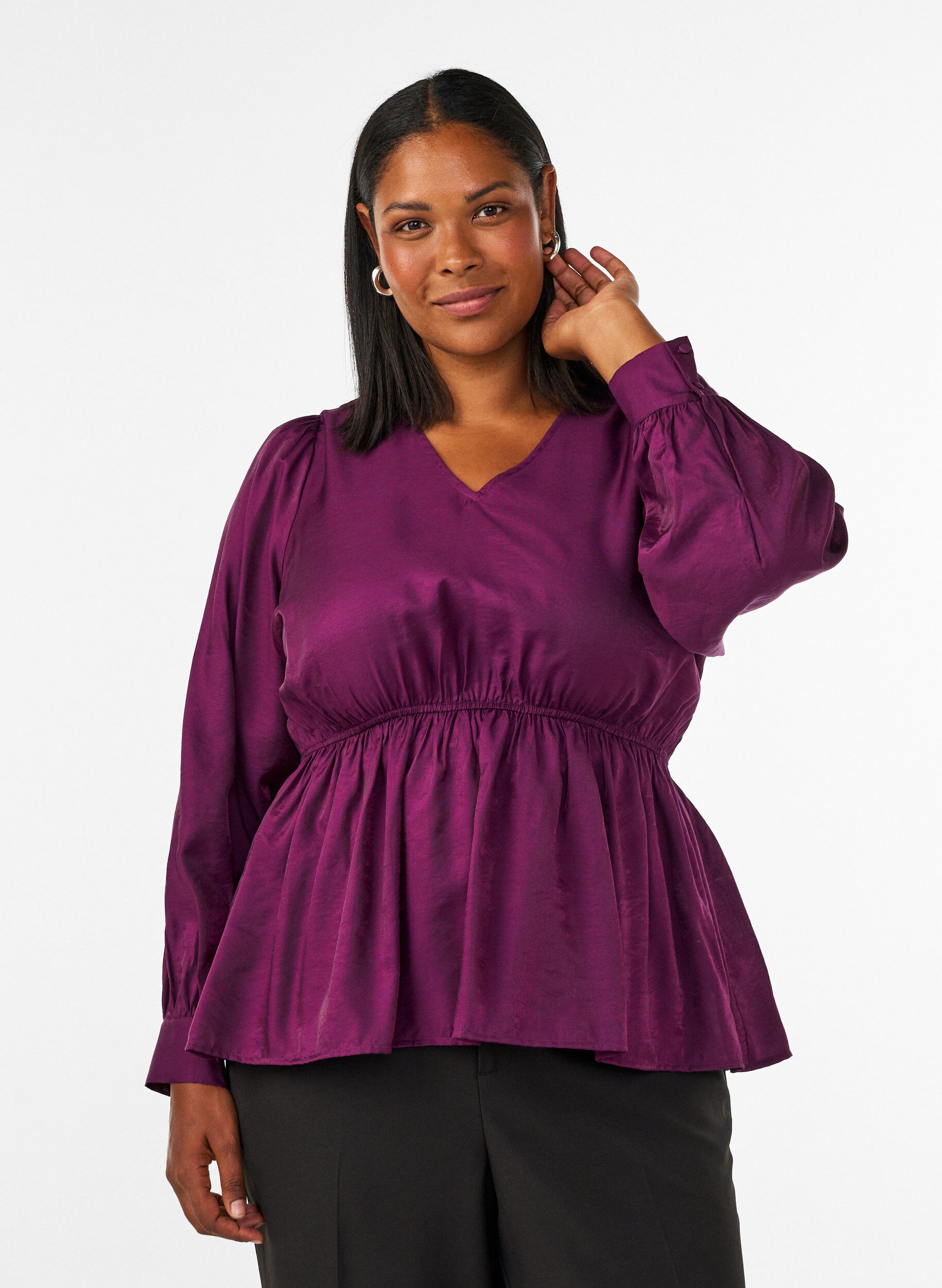 Gl&auml;nzende Bluse aus Viskose mit Peplum-Effekt, Lila, Model