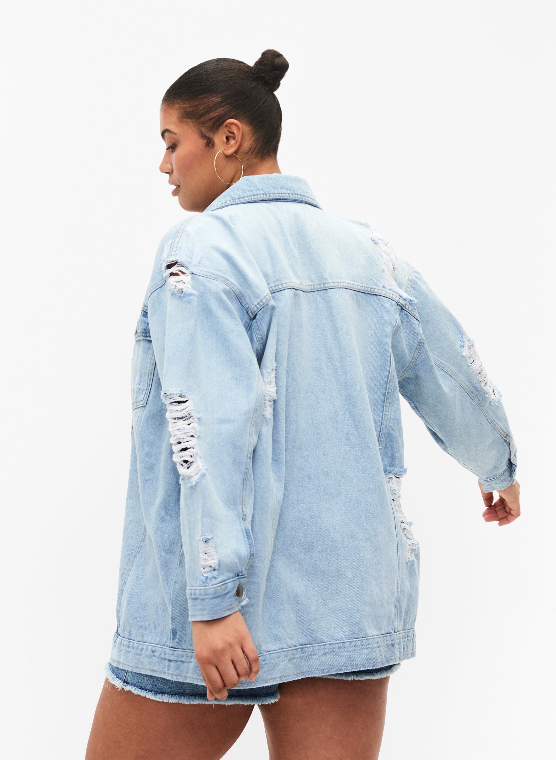 ZizziLocker sitzende Jeansjacke mit Abnutzungsdetails, Light blue denim, Model image number 1