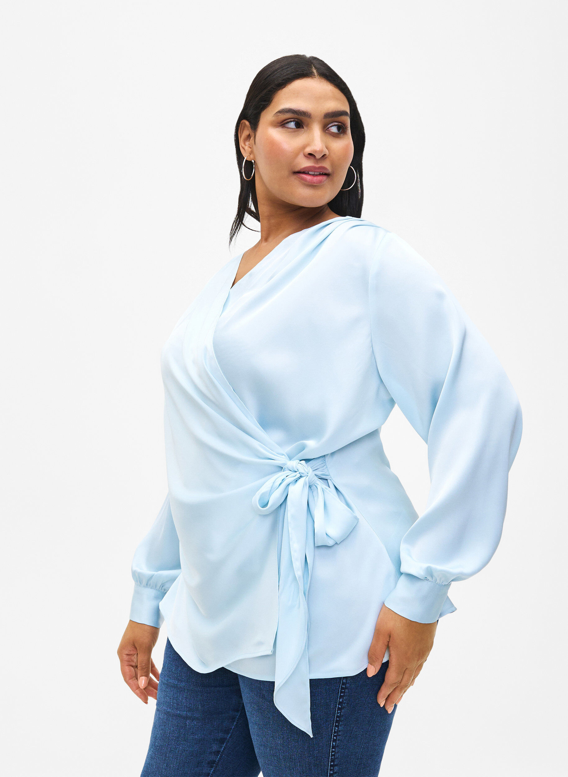 Zizzi Partybluse aus Satin in Wickeloptik, Delicate Blue, Model image number 0