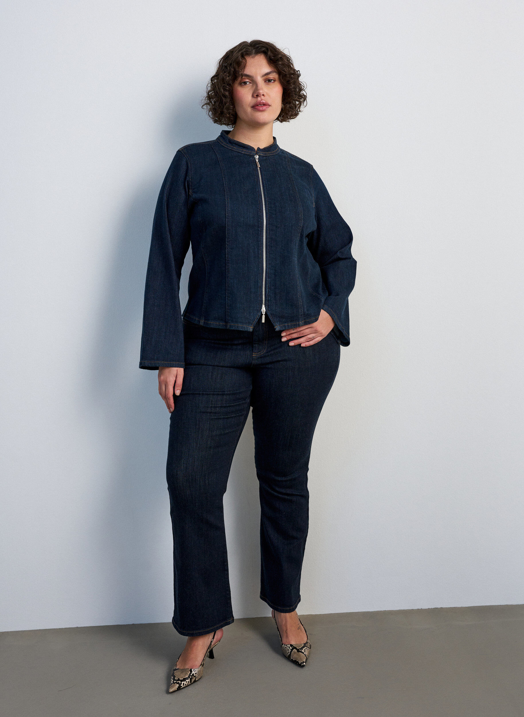 ZizziEllen Bootcut-Jeans mit hoher Taille, Blau, Model image number 0