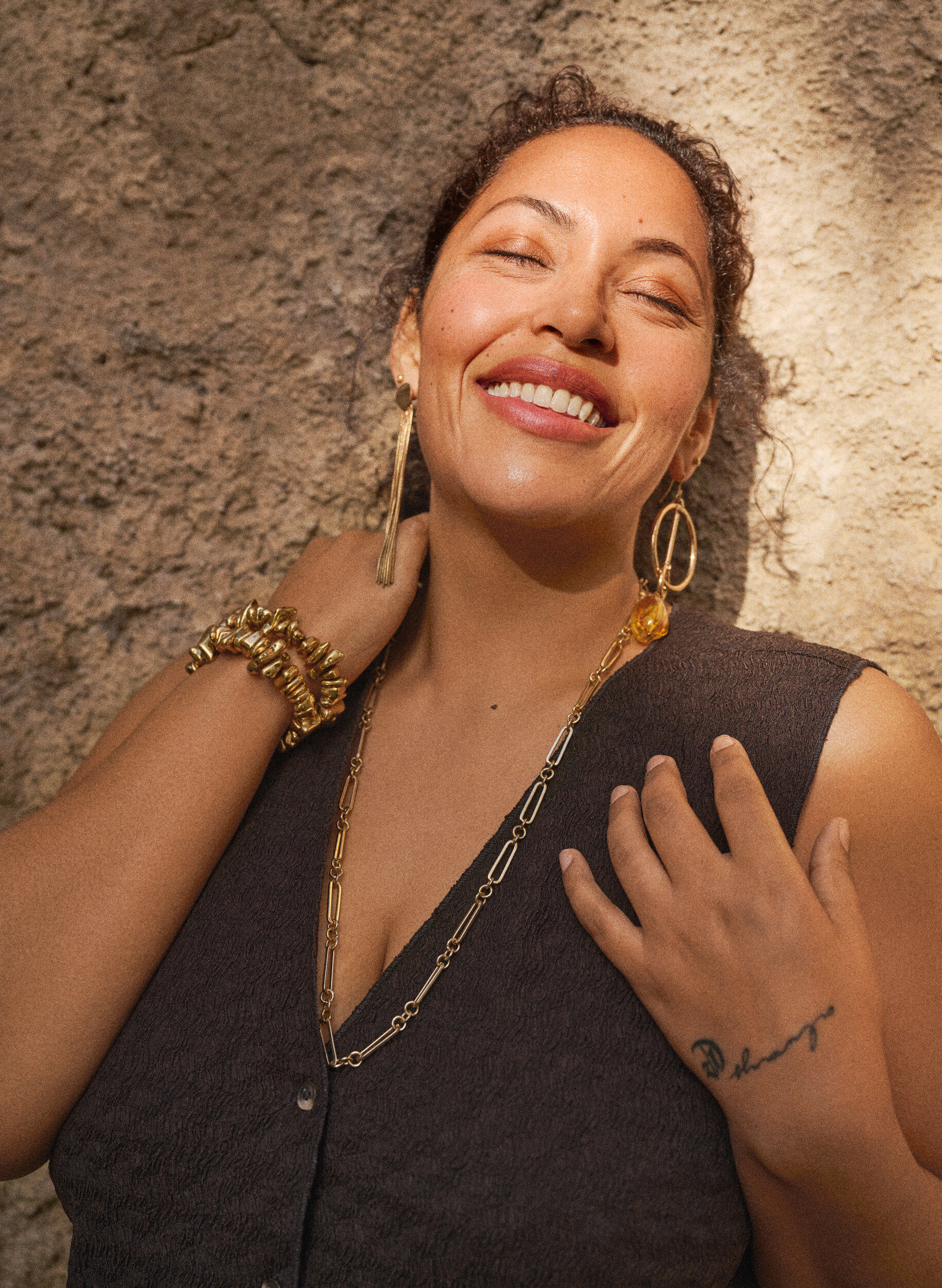 Zizzi&Auml;rmelloses Top mit welliger Struktur und Knopfverschluss, Braun, Image image number 0