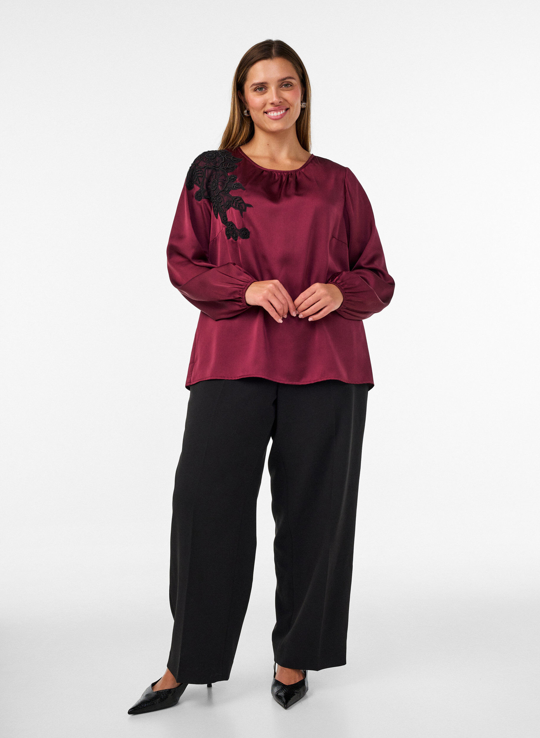 ZizziSatinbluse mit Spitzenapplikation und Perlen, Rot, Model image number 1