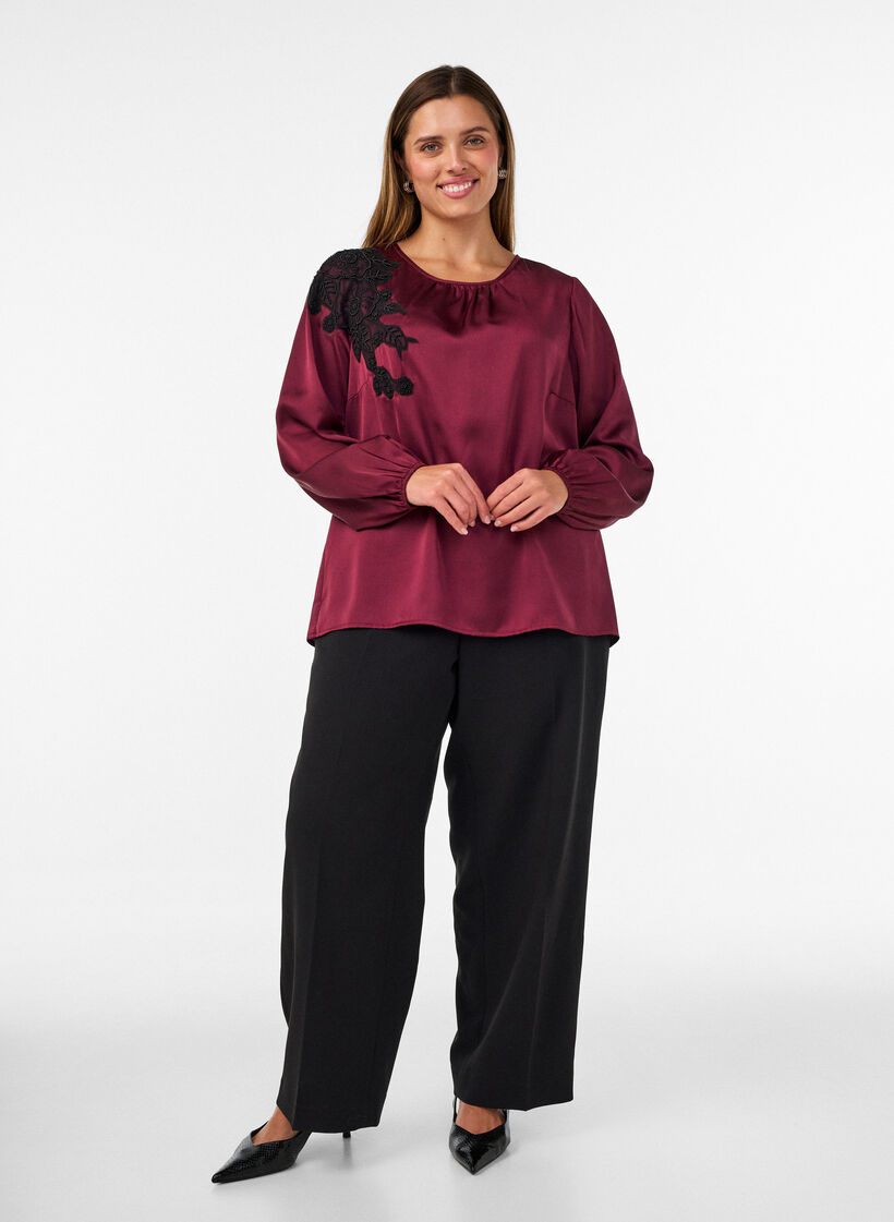Satinbluse mit Spitzenapplikation und Perlen, Rot, Model image number 1