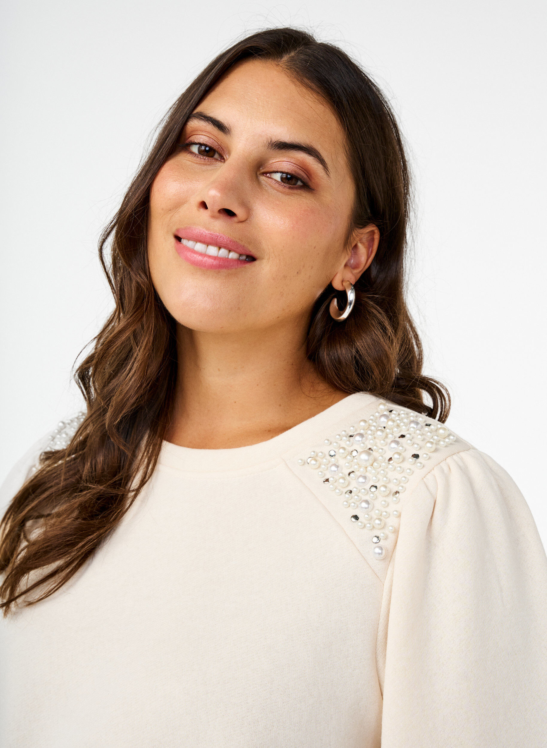 ZizziSweatshirt mit Perlendetails, Buttercream, Model image number 2