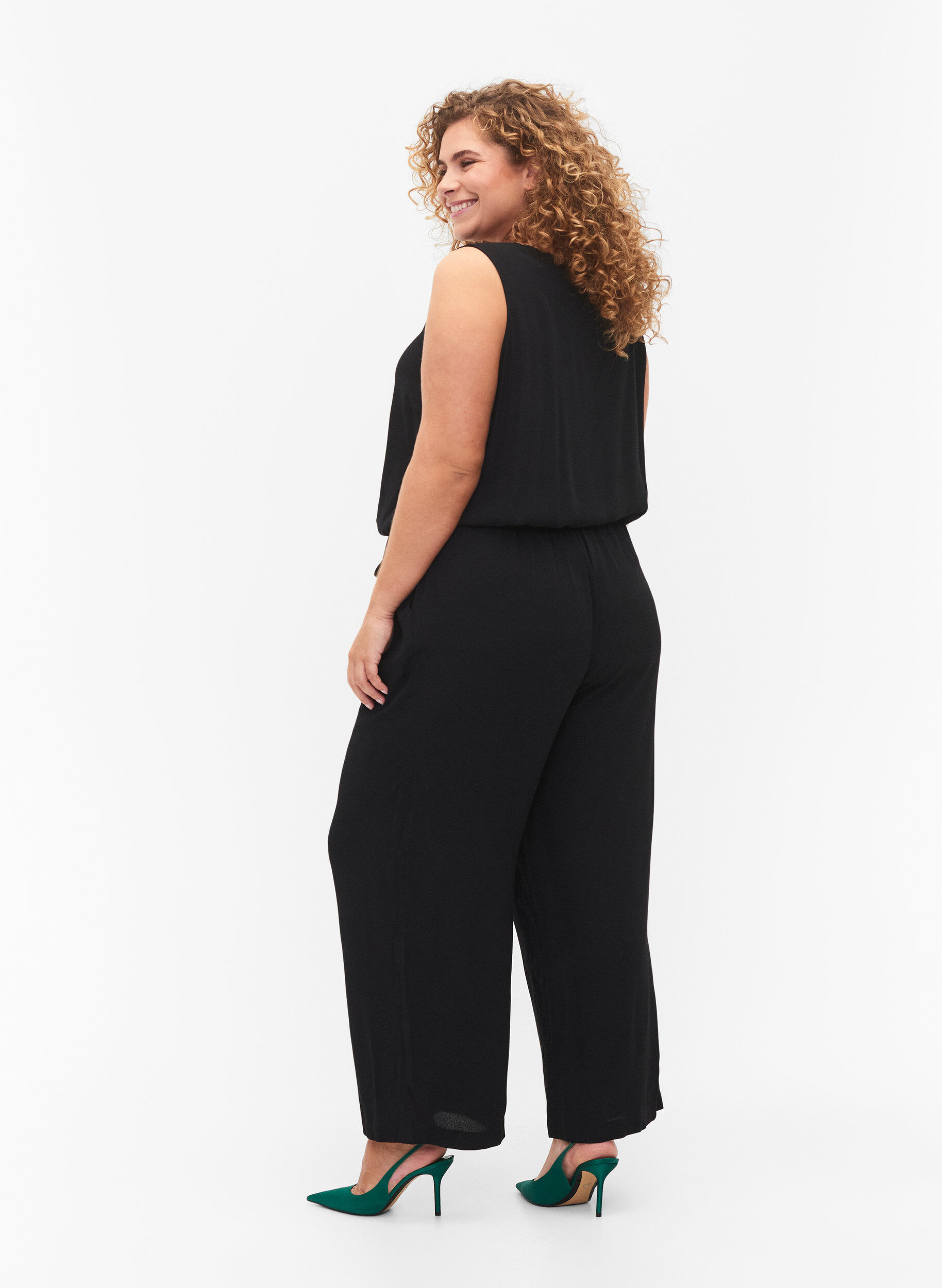 Zizzi&Auml;rmelloser Jumpsuit aus Viskose, Black, Model image number 1