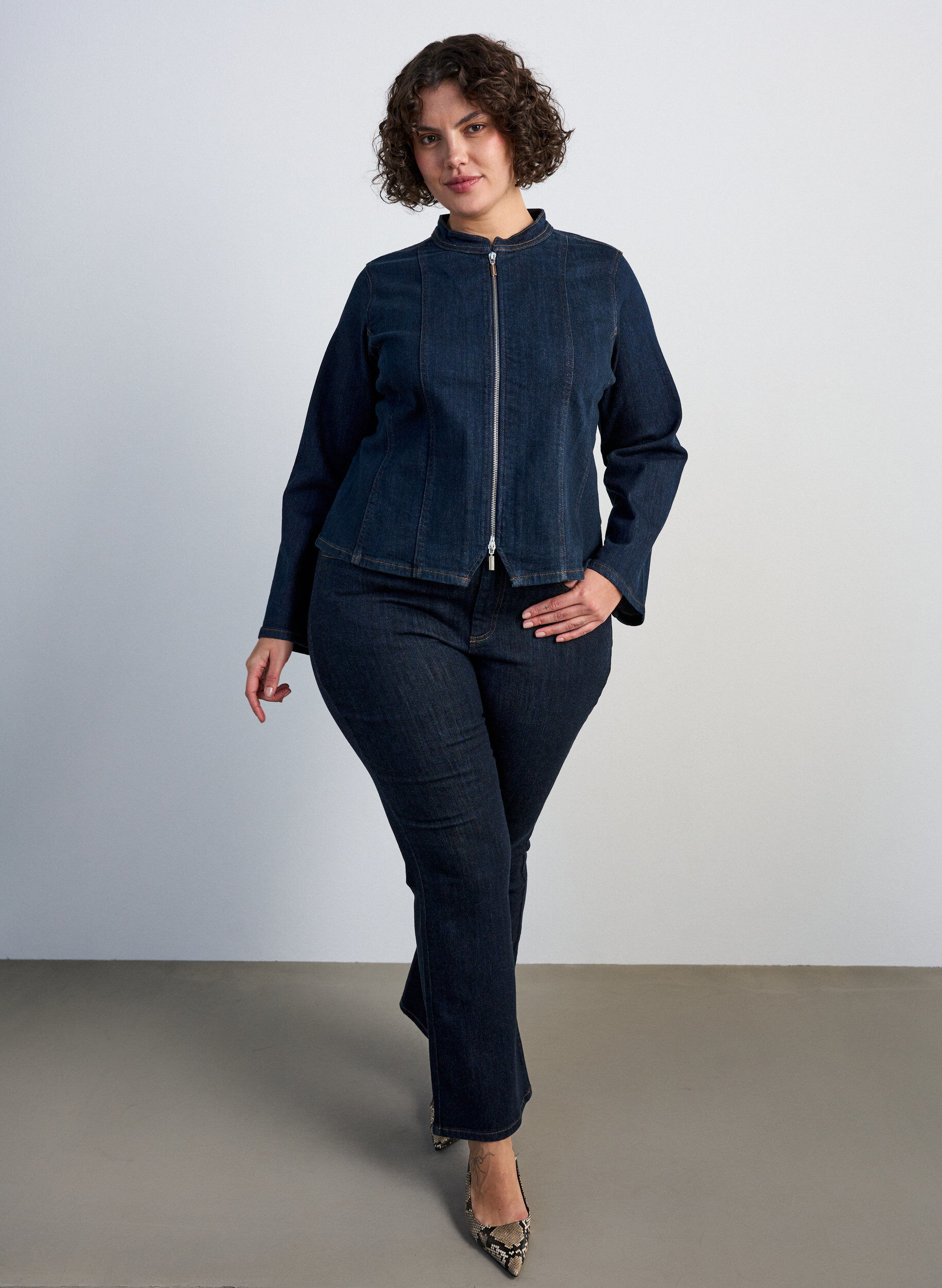 ZizziFigurbetonte Jeansjacke mit Rei&szlig;verschluss, Blau, Model image number 1