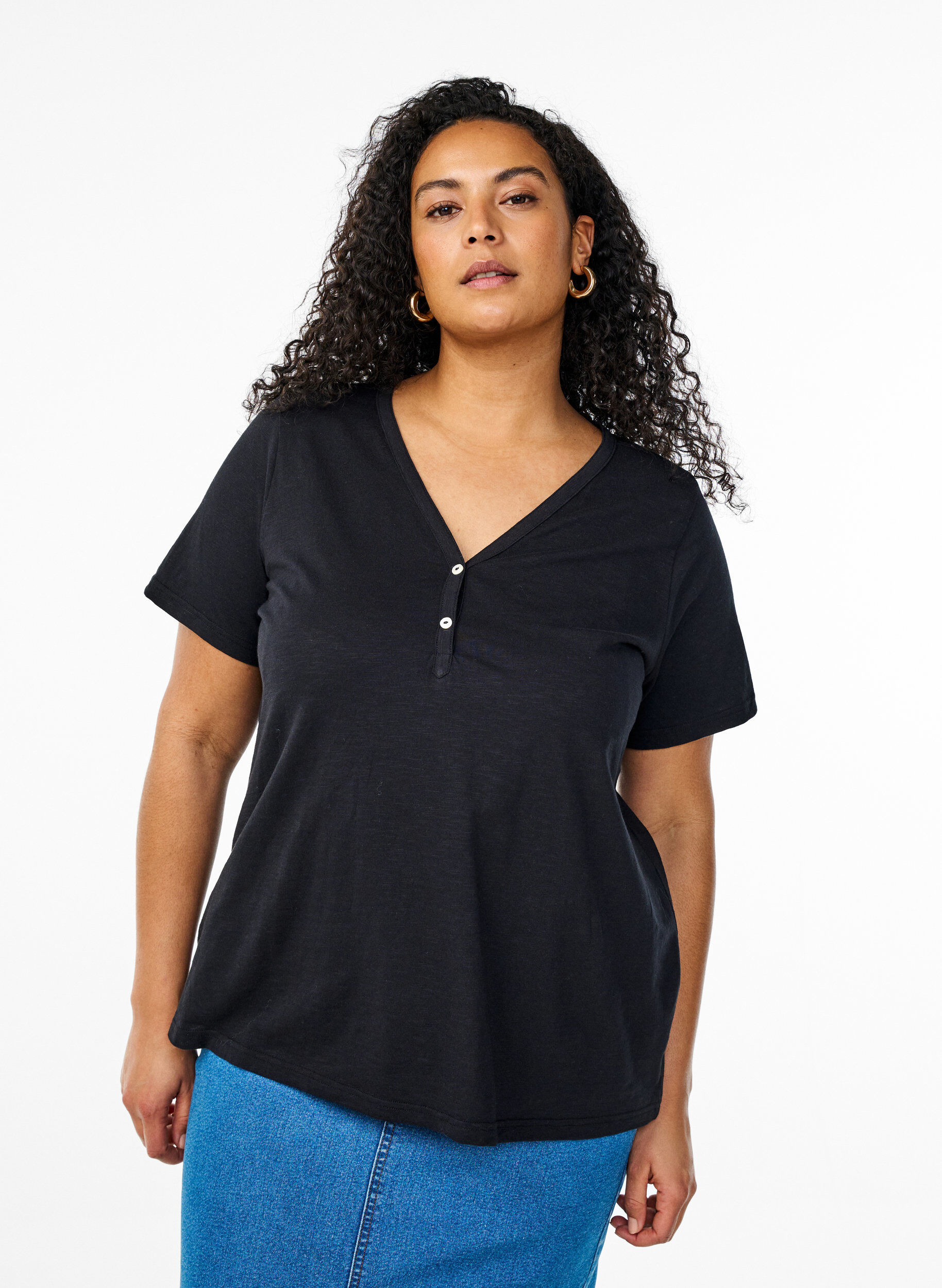 T-Shirt mit Knopfleiste, Schwarz, Model